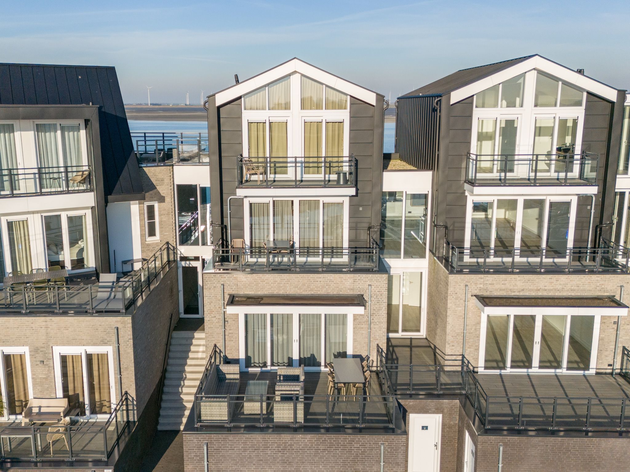 De buitenkant van Appartement Vista Maris 'Haus am See' - Havenweg 8-30  Sint-Annaland in Sint-Annaland