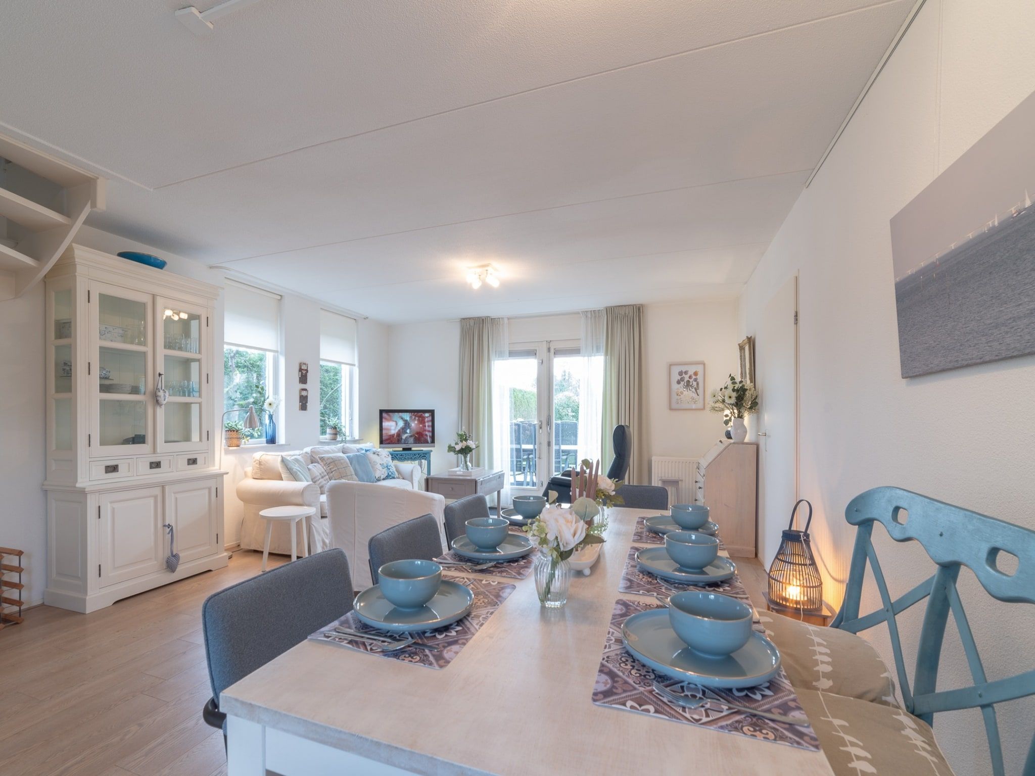 De eetkamer van Villapark De Oesterbaai 63 in Wemeldinge