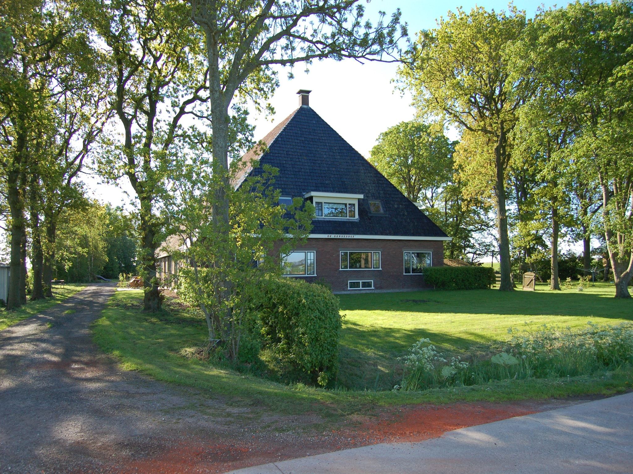 De buitenkant van Berkenhof appartment in Workum