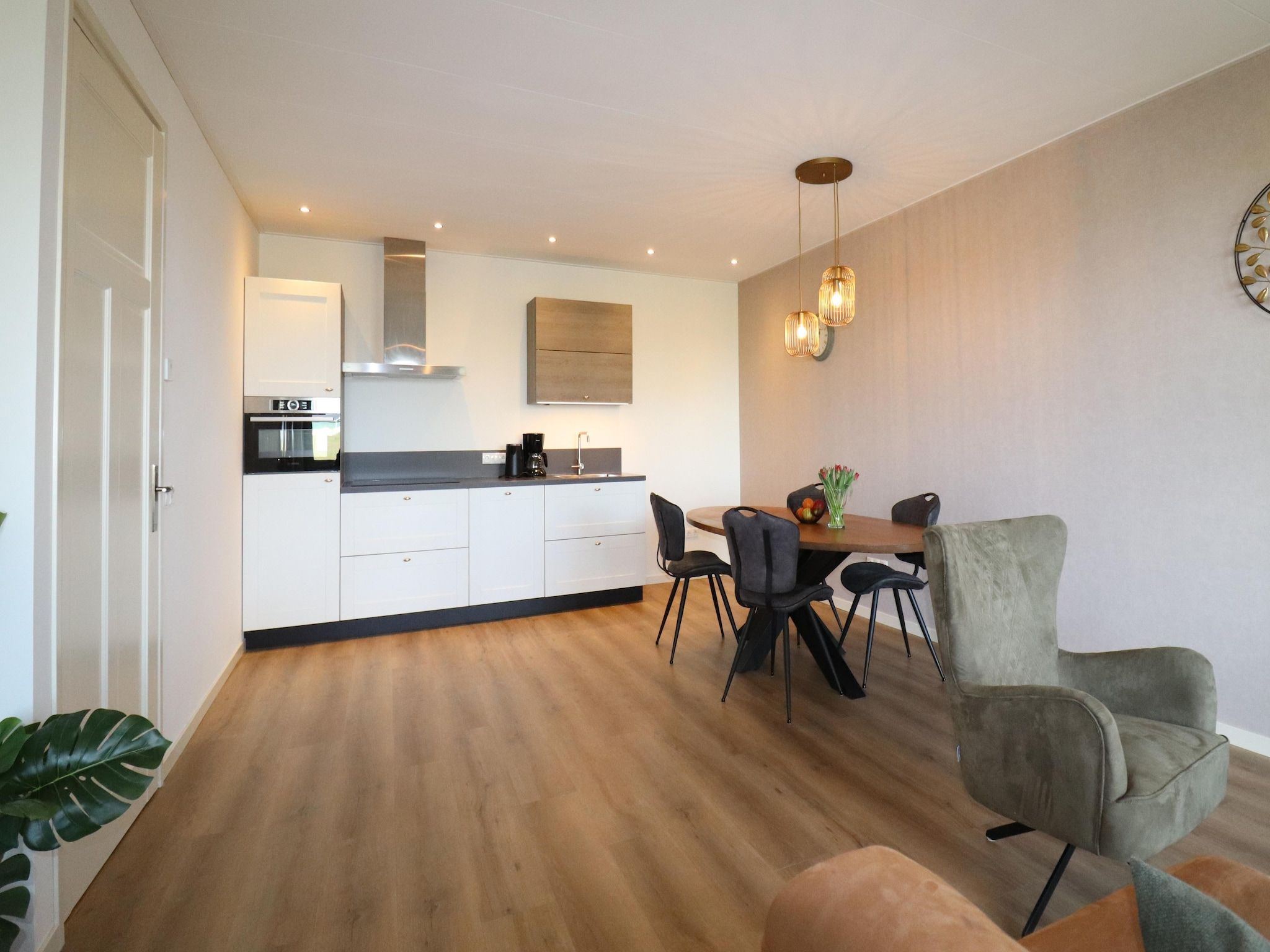 De eetkamer van Berkenhof appartment in Workum