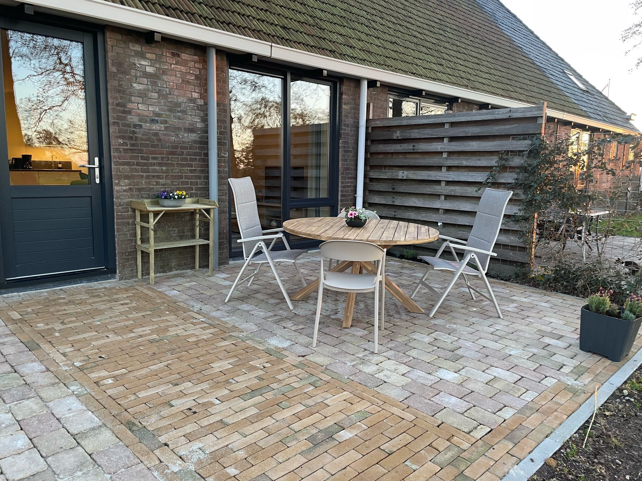 Het terras van Berkenhof appartment in Workum