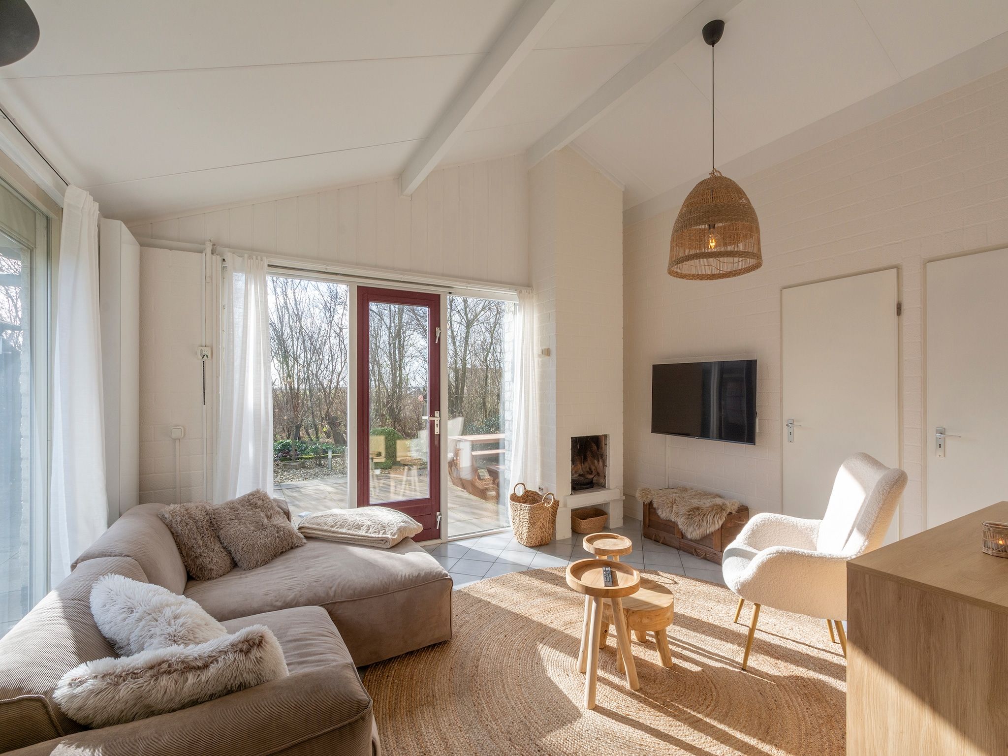 De woonkamer van Watersnip 57 "Huis Skuumkoppe" in Petten