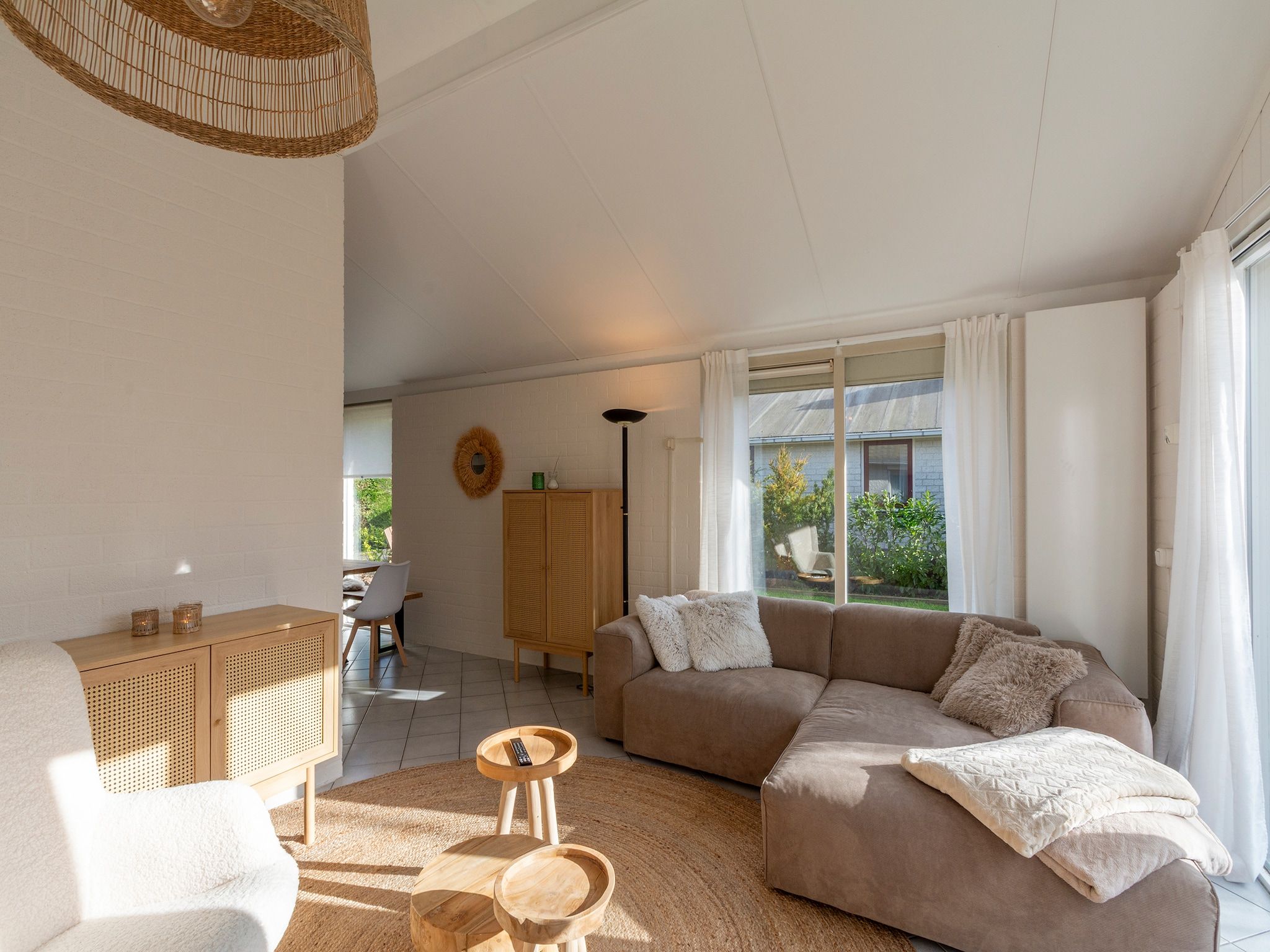 De woonkamer van Watersnip 57 "Huis Skuumkoppe" in Petten