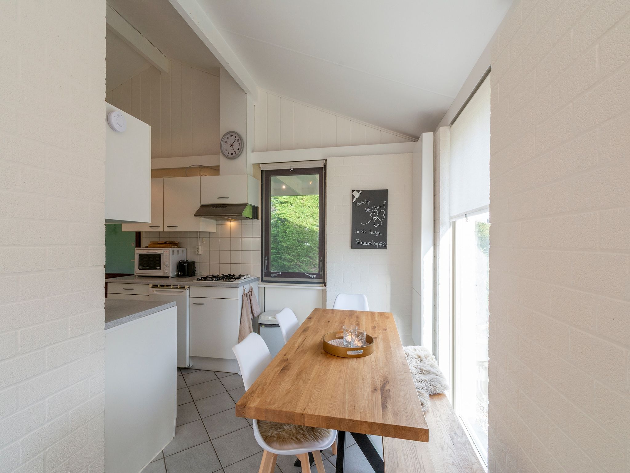 De eetkamer van Watersnip 57 "Huis Skuumkoppe" in Petten