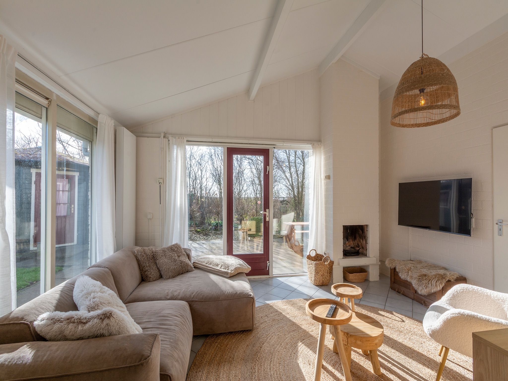 De woonkamer van Watersnip 57 "Huis Skuumkoppe" in Petten