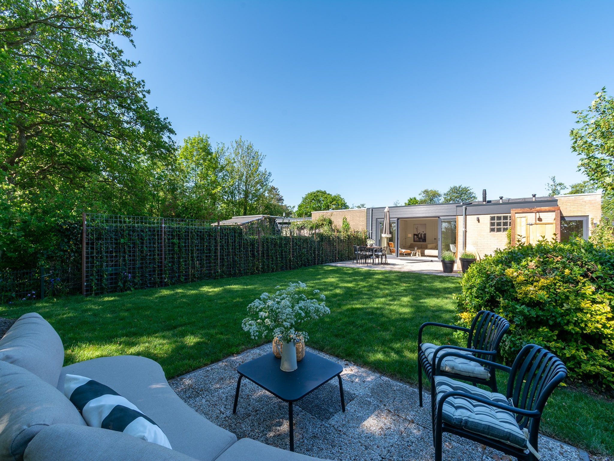 Het terras van Beach Bungalow Sint aan Zee in Sint Maartenszee