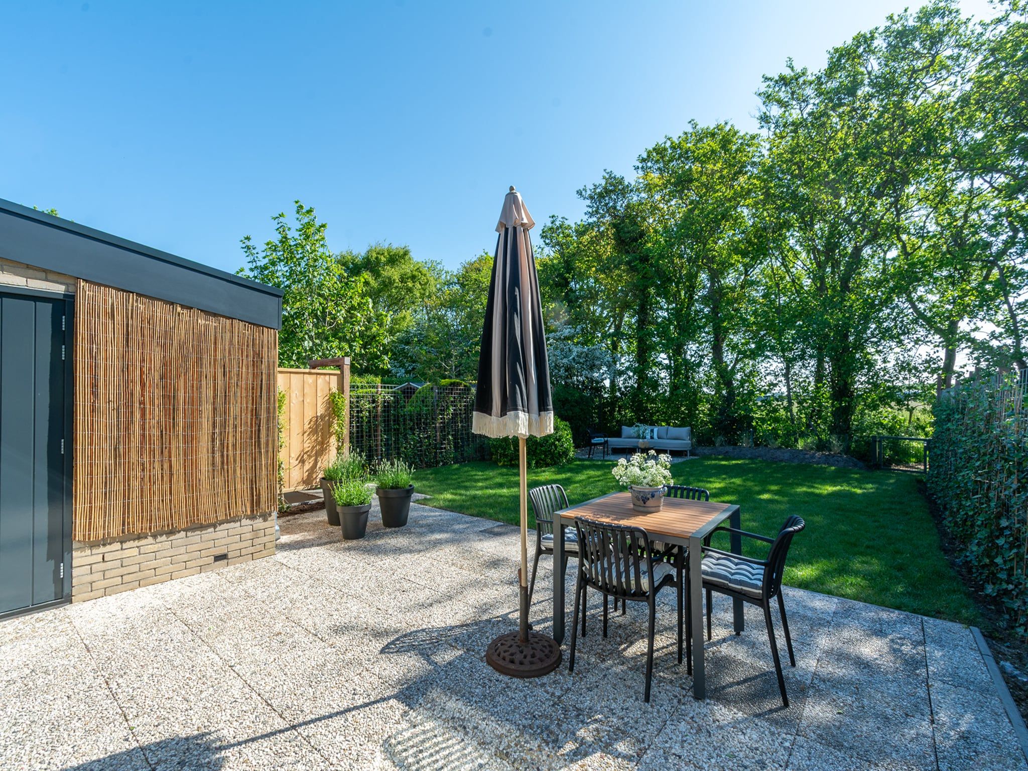 Het terras van Beach Bungalow Sint aan Zee in Sint Maartenszee