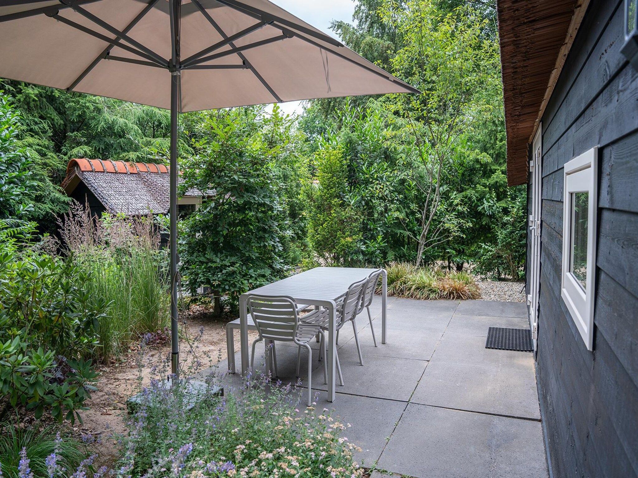Het terras van Heivlinder Comfort 4p in Ermelo