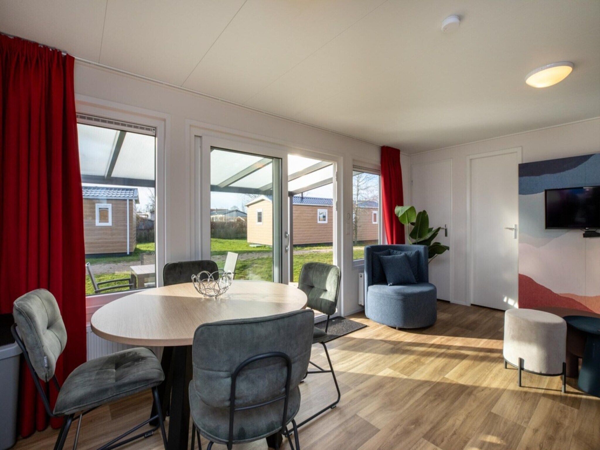 De eetkamer van Chalet - Camping de Duinhoeve 'Bosdier' in Burgh-Haamstede