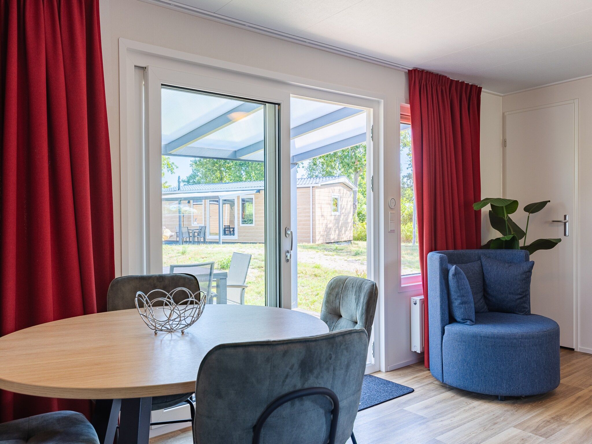 De eetkamer van Chalet - Camping de Duinhoeve 'Bosdier' in Burgh-Haamstede