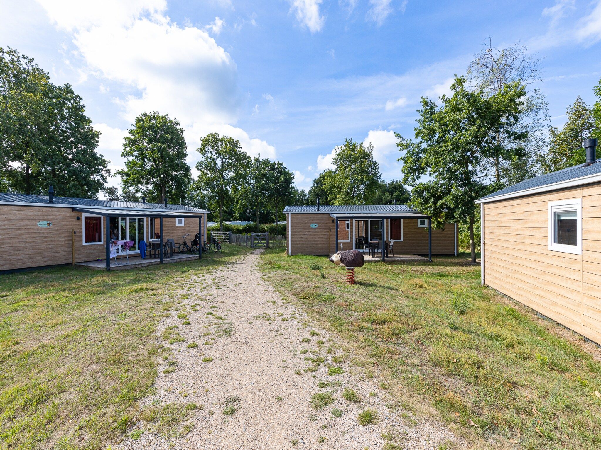 De buitenkant van Chalet - Camping de Duinhoeve 'Bosdier' in Burgh-Haamstede