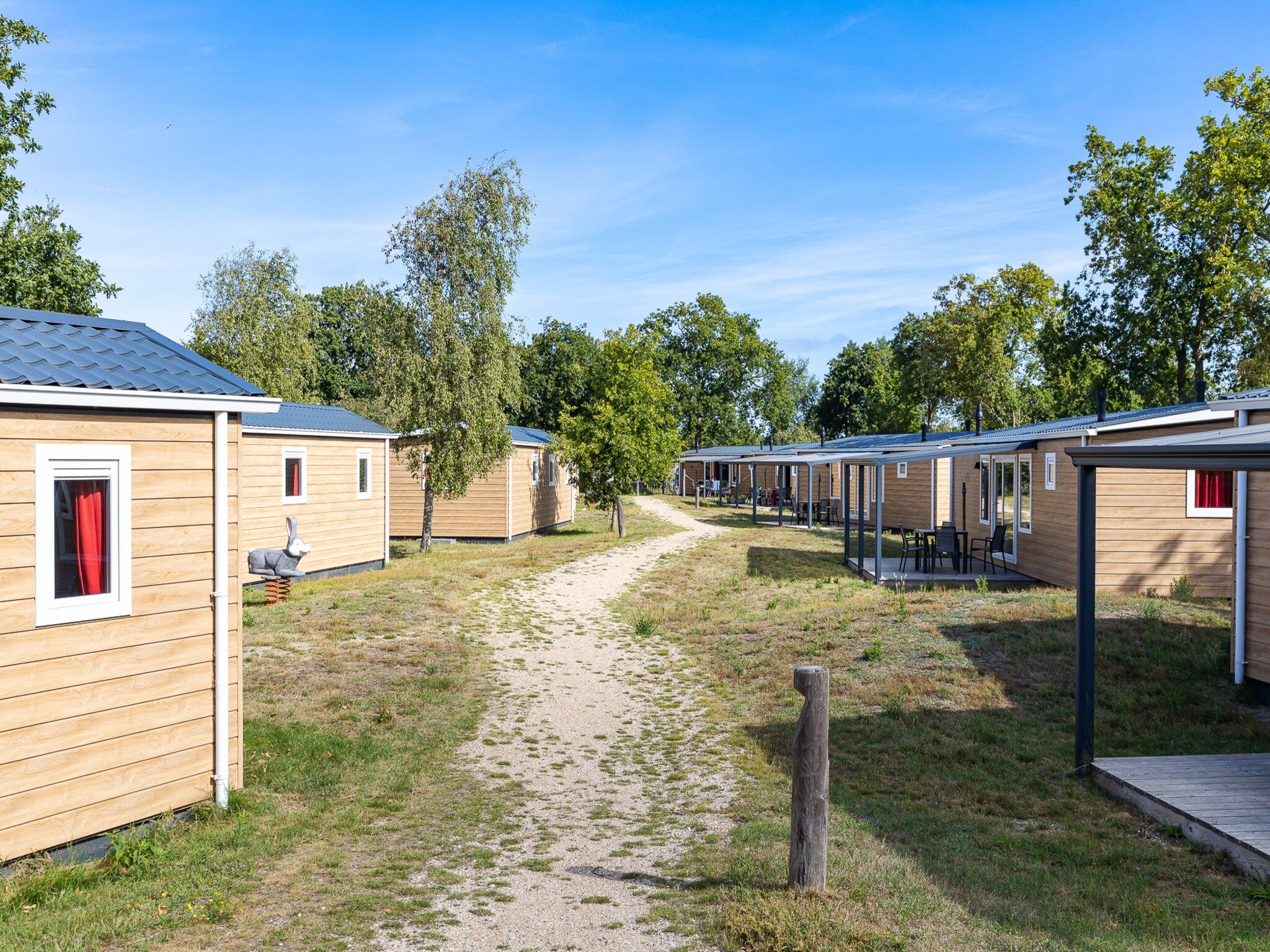 De buitenkant van Chalet - Camping de Duinhoeve 'Bosdier' in Burgh-Haamstede