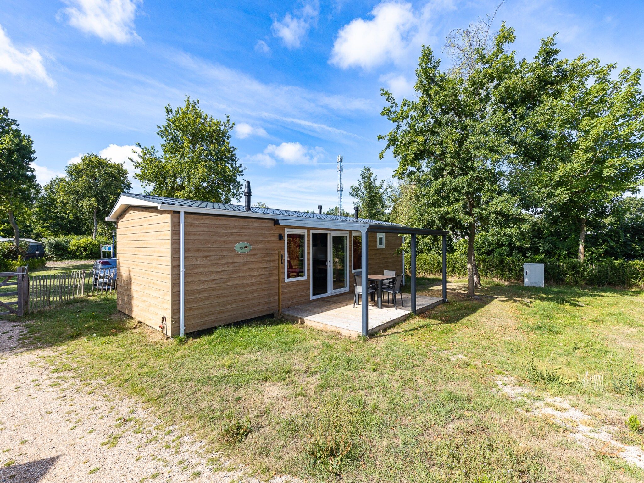 De buitenkant van Chalet - Camping de Duinhoeve 'Bosdier' in Burgh-Haamstede