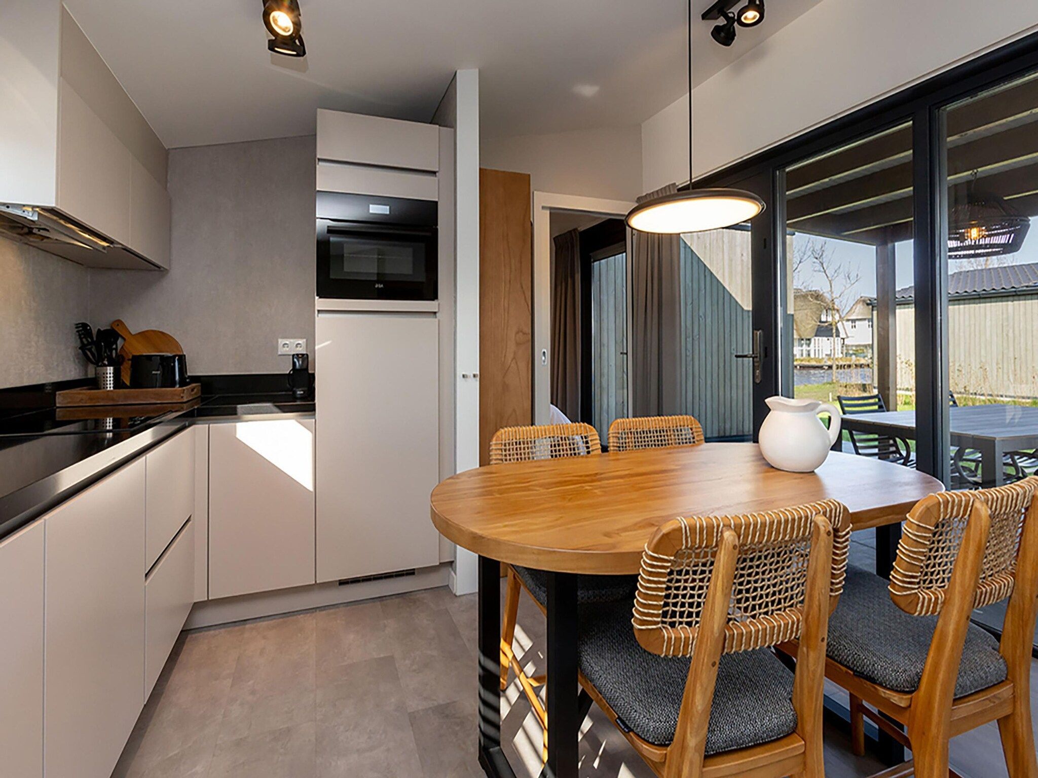 De eetkamer van Docklodge 28 in Delfstrahuizen