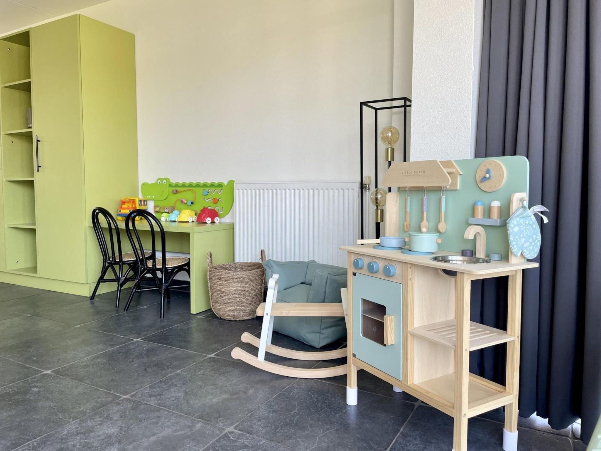 De woonkamer van Dijkvilla Kids 5 in Medemblik