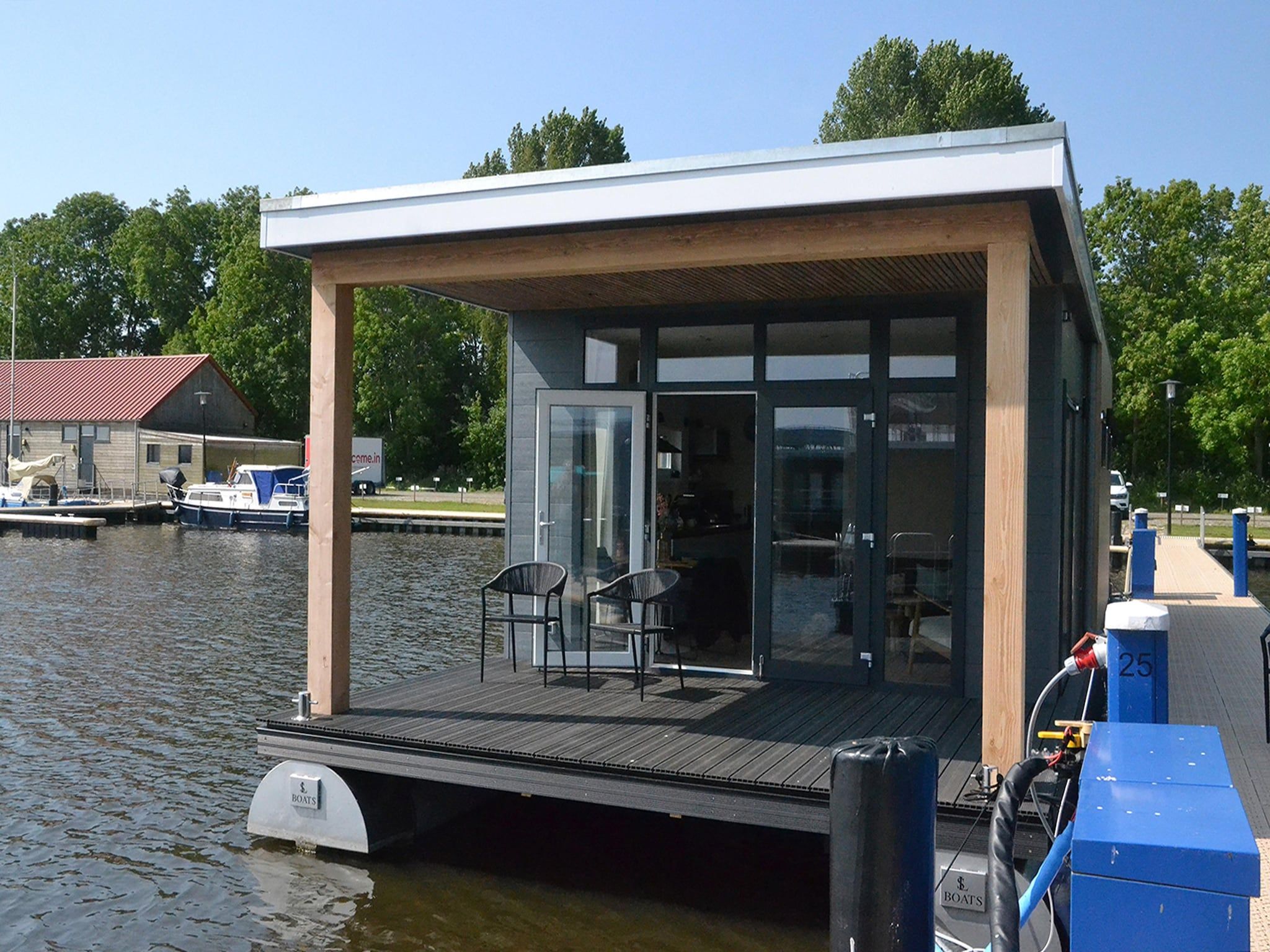 Het terras van RiggelBrug Sneekermeer in Offingawier