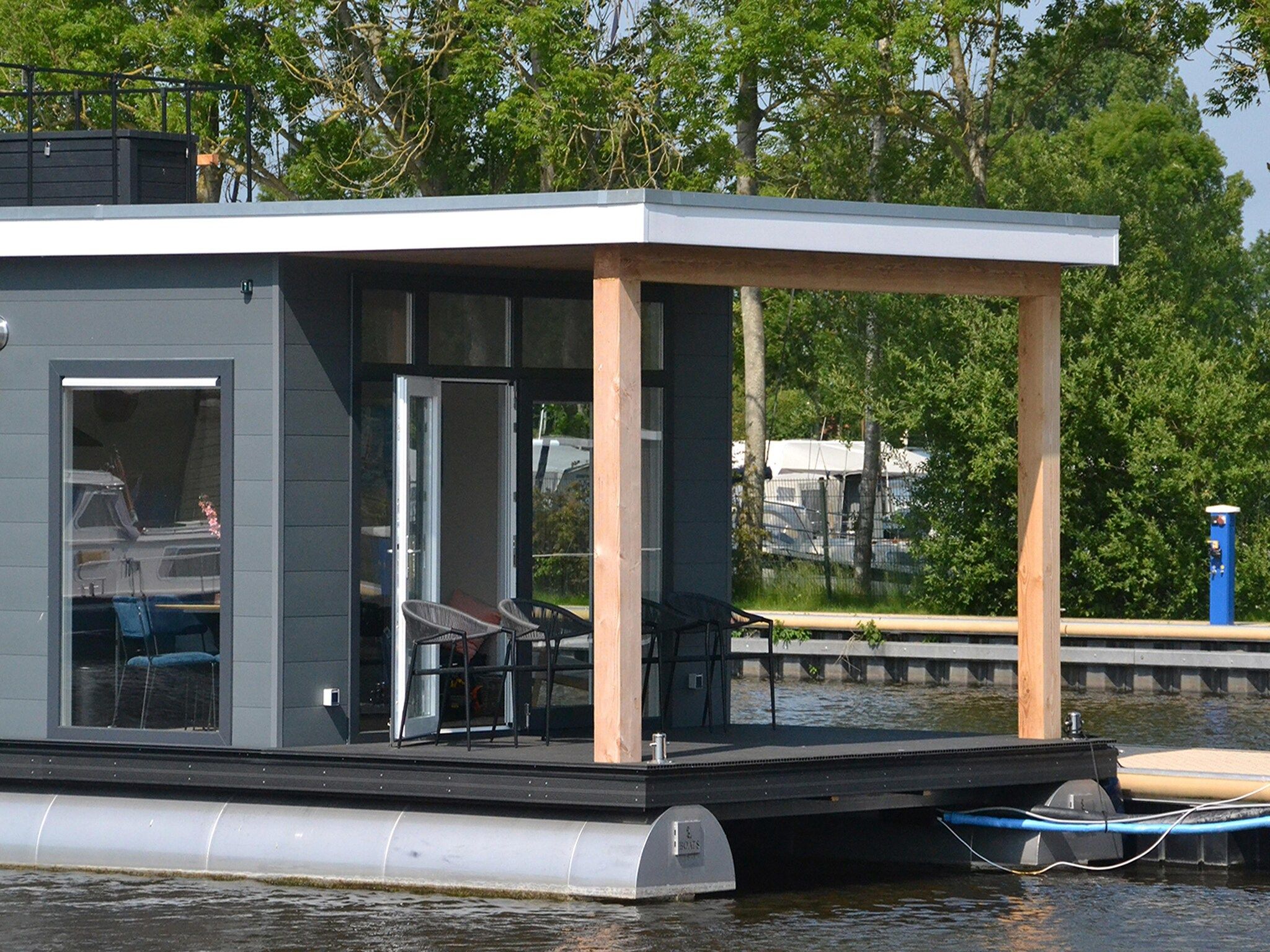 De buitenkant van RiggelBrug Sneekermeer in Offingawier
