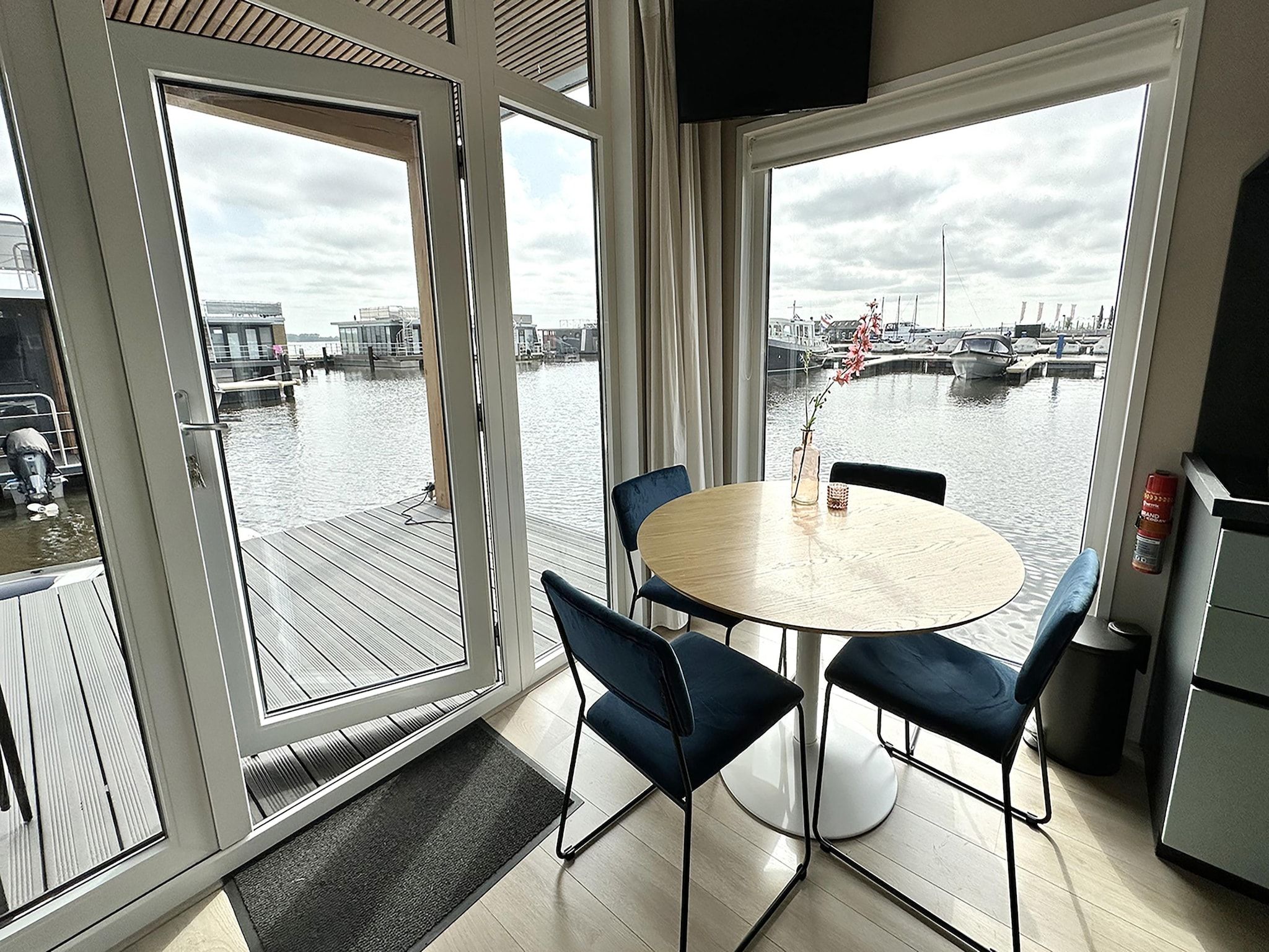 De eetkamer van RiggelBrug Sneekermeer in Offingawier