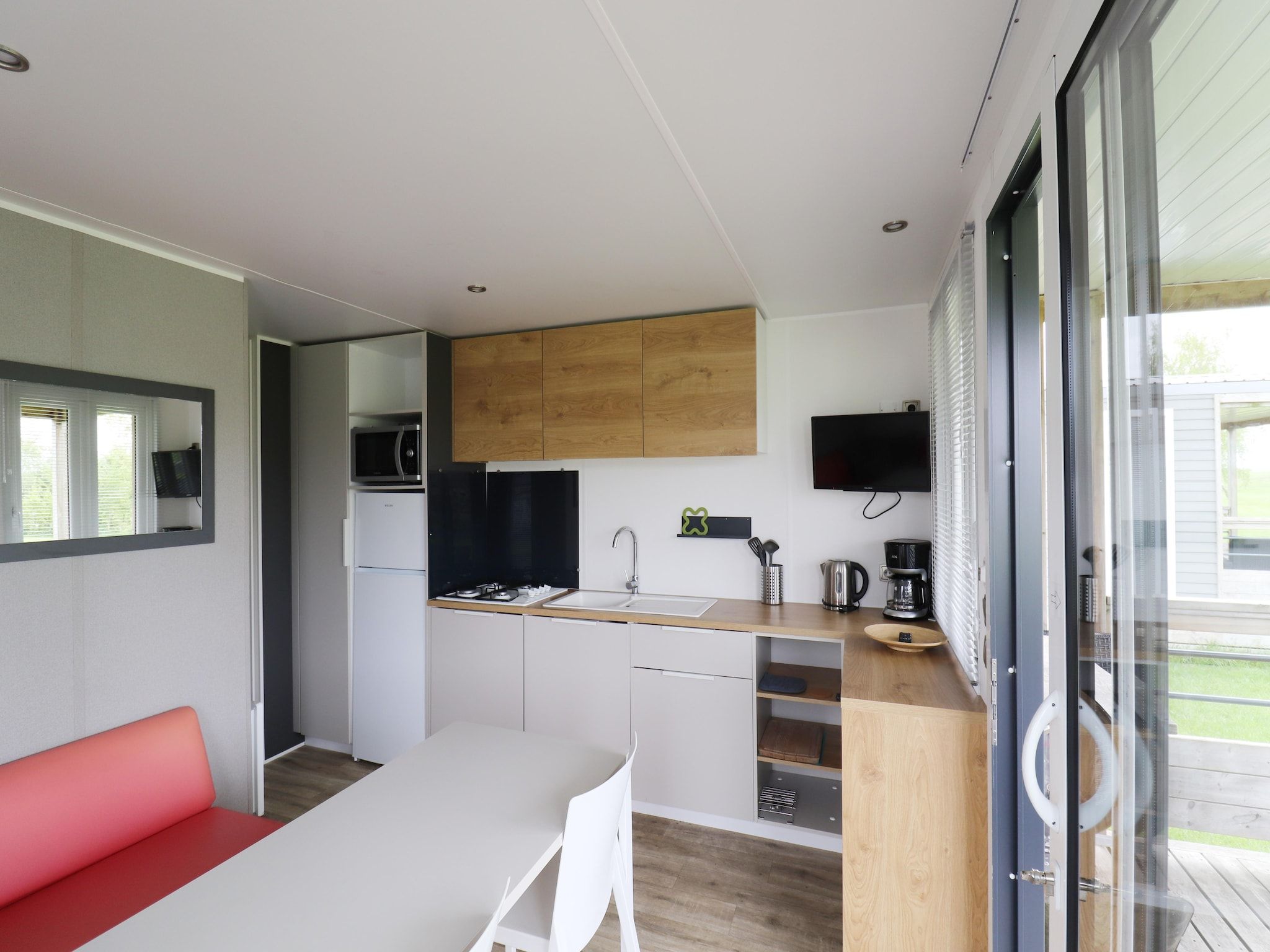 De eetkamer van Terraslodge 1 in Heeg