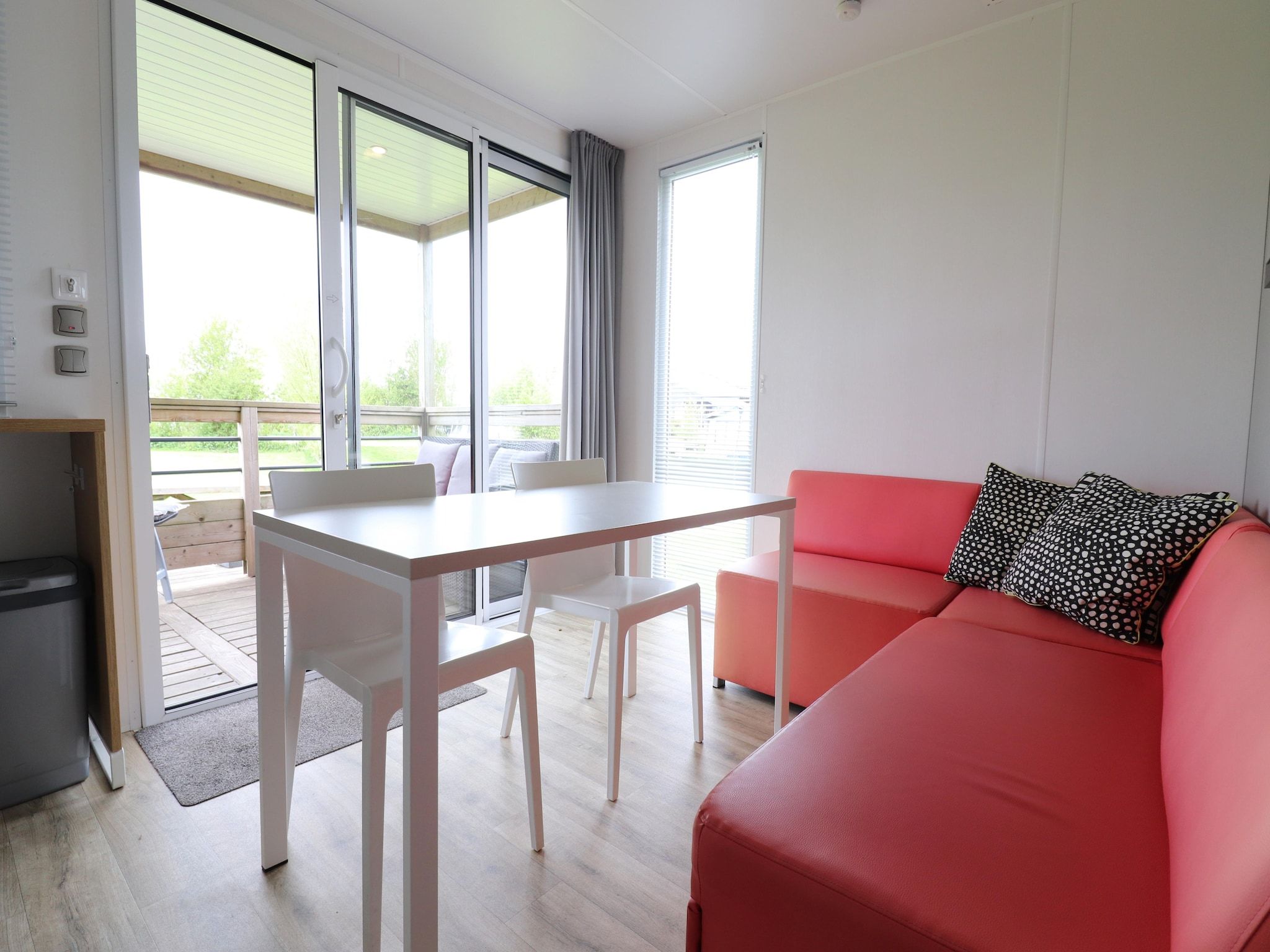 De woonkamer van Terraslodge 1 in Heeg