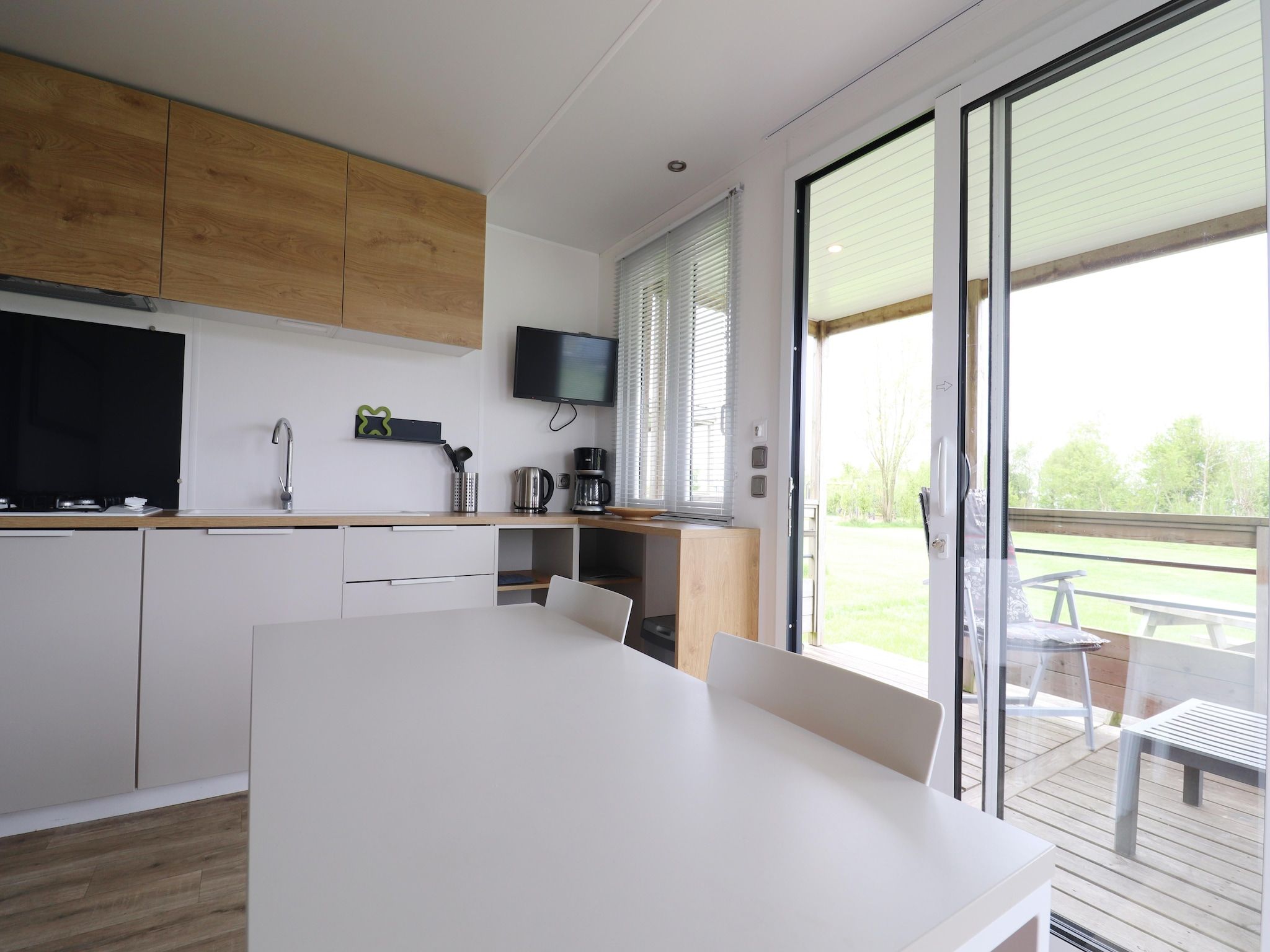De woonkamer van Terraslodge 1 in Heeg