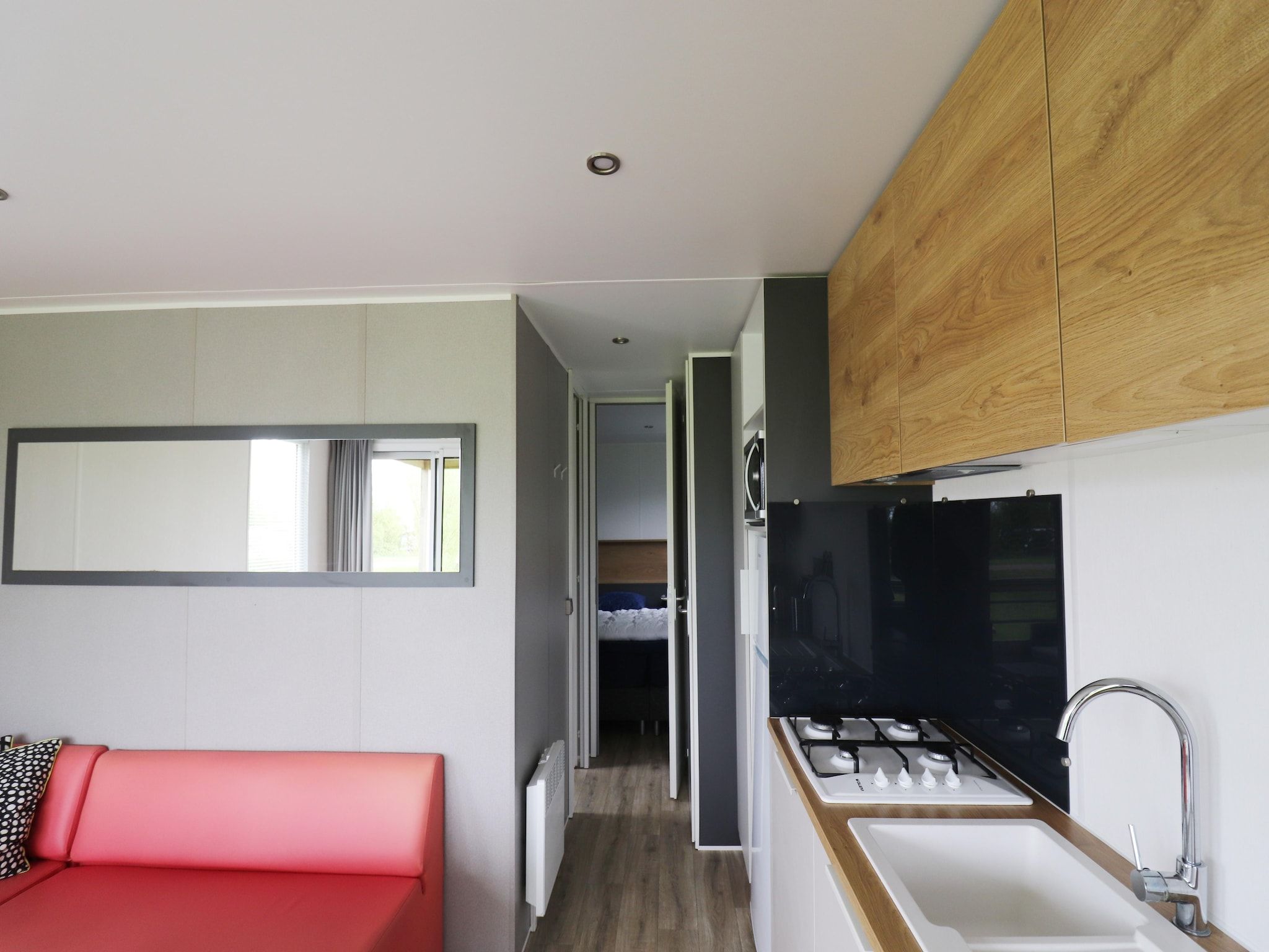 De woonkamer van Terraslodge 1 in Heeg