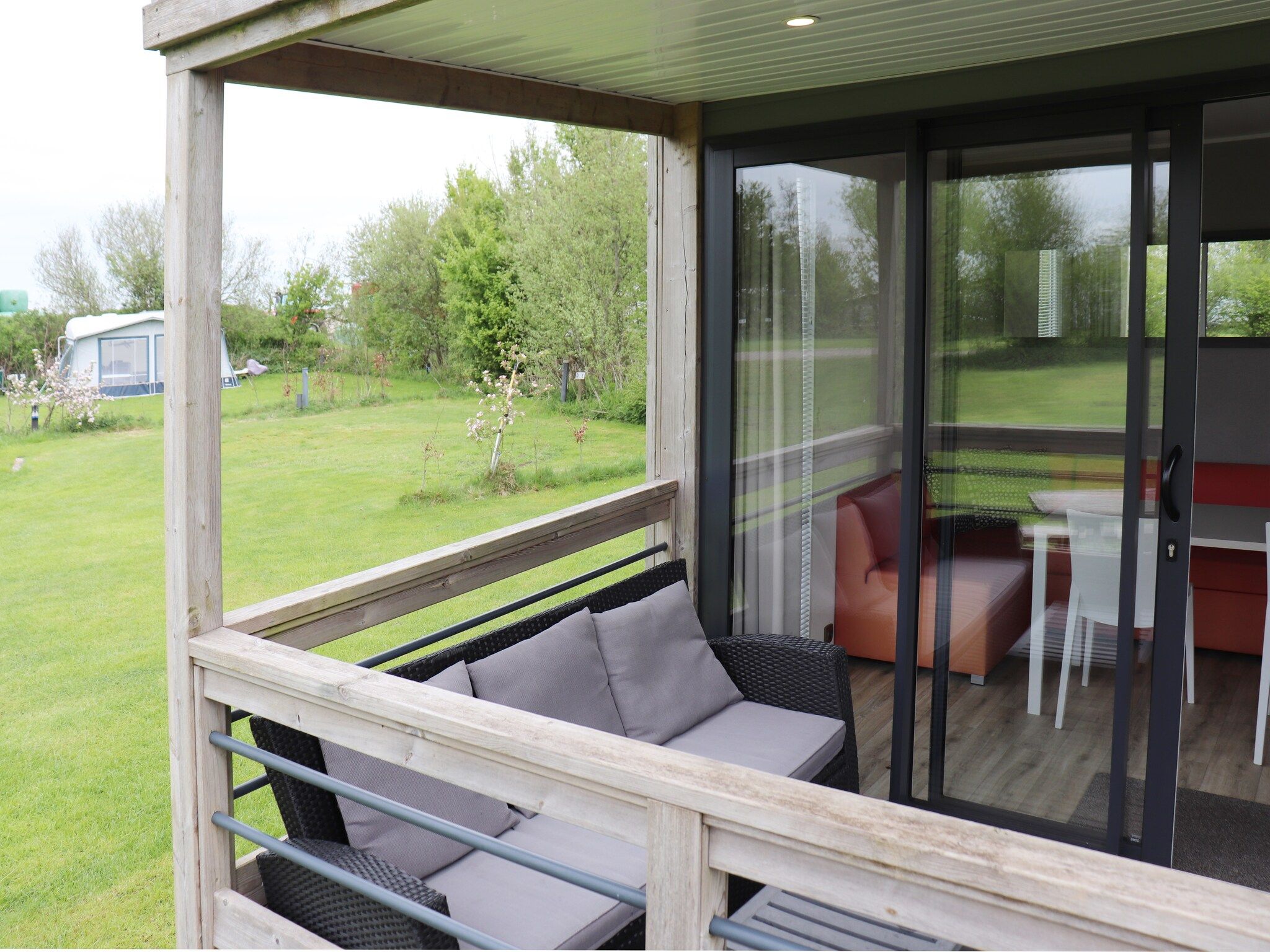 Het terras van Terraslodge 1 in Heeg