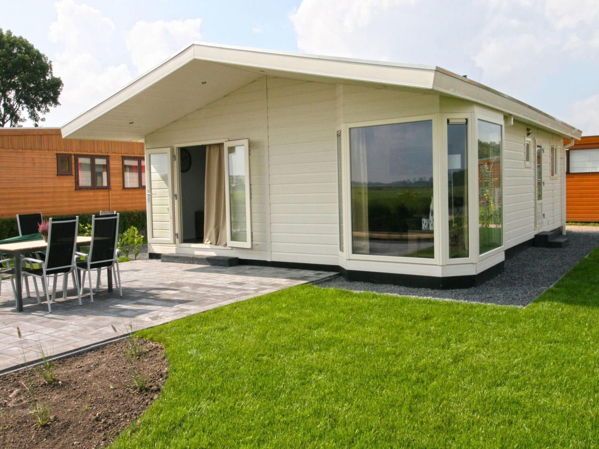 De buitenkant van Tulpenhof met sauna  6 personen in West-Graftdijk