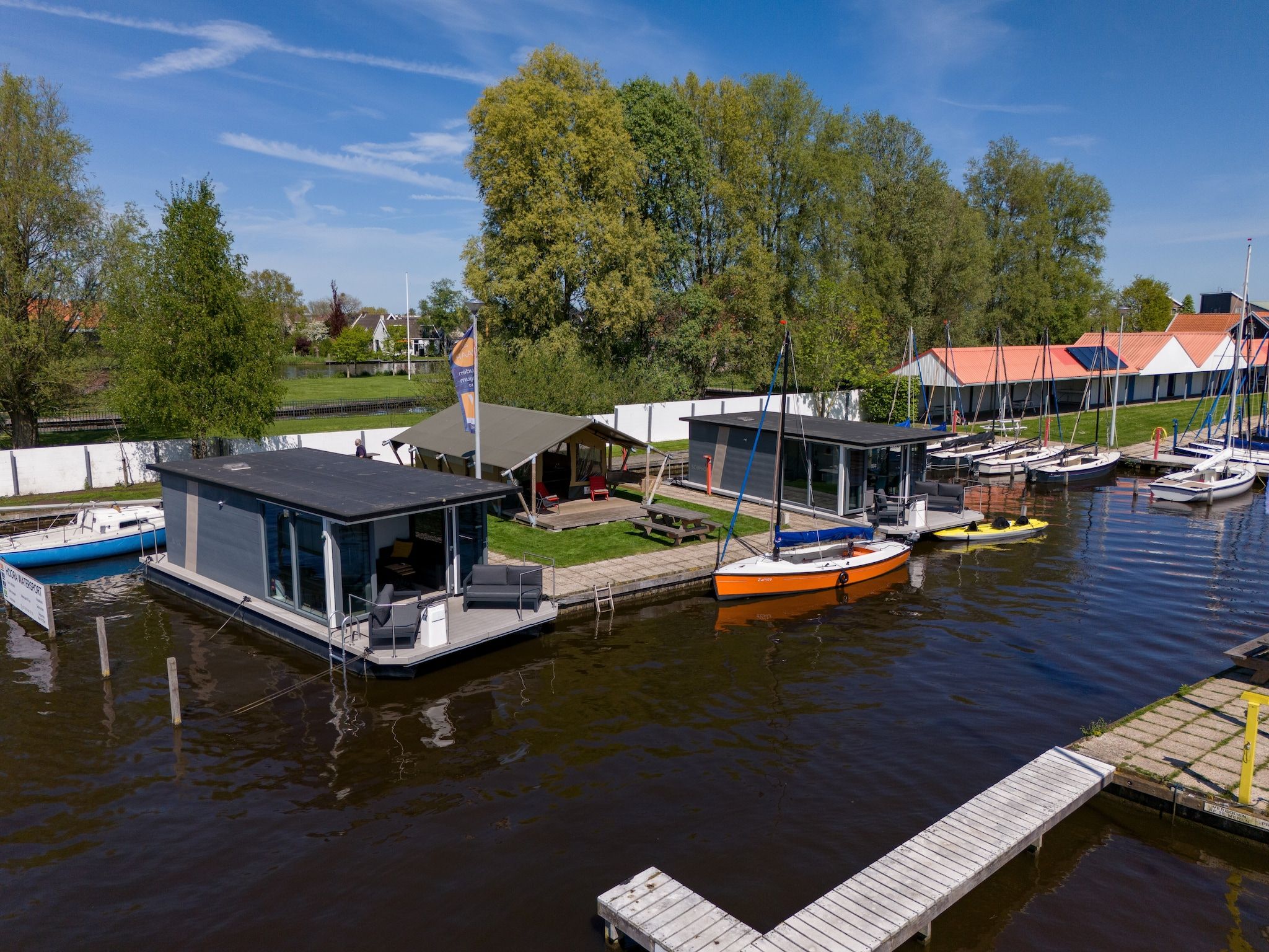 De buitenkant van Safari tent Heeg 4 persons in Heeg