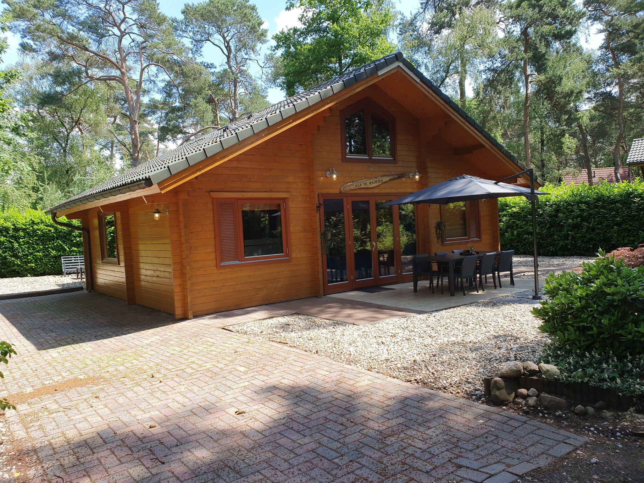 Het terras van 6-persoons luxe bosvilla Casa Madeira in Markelo