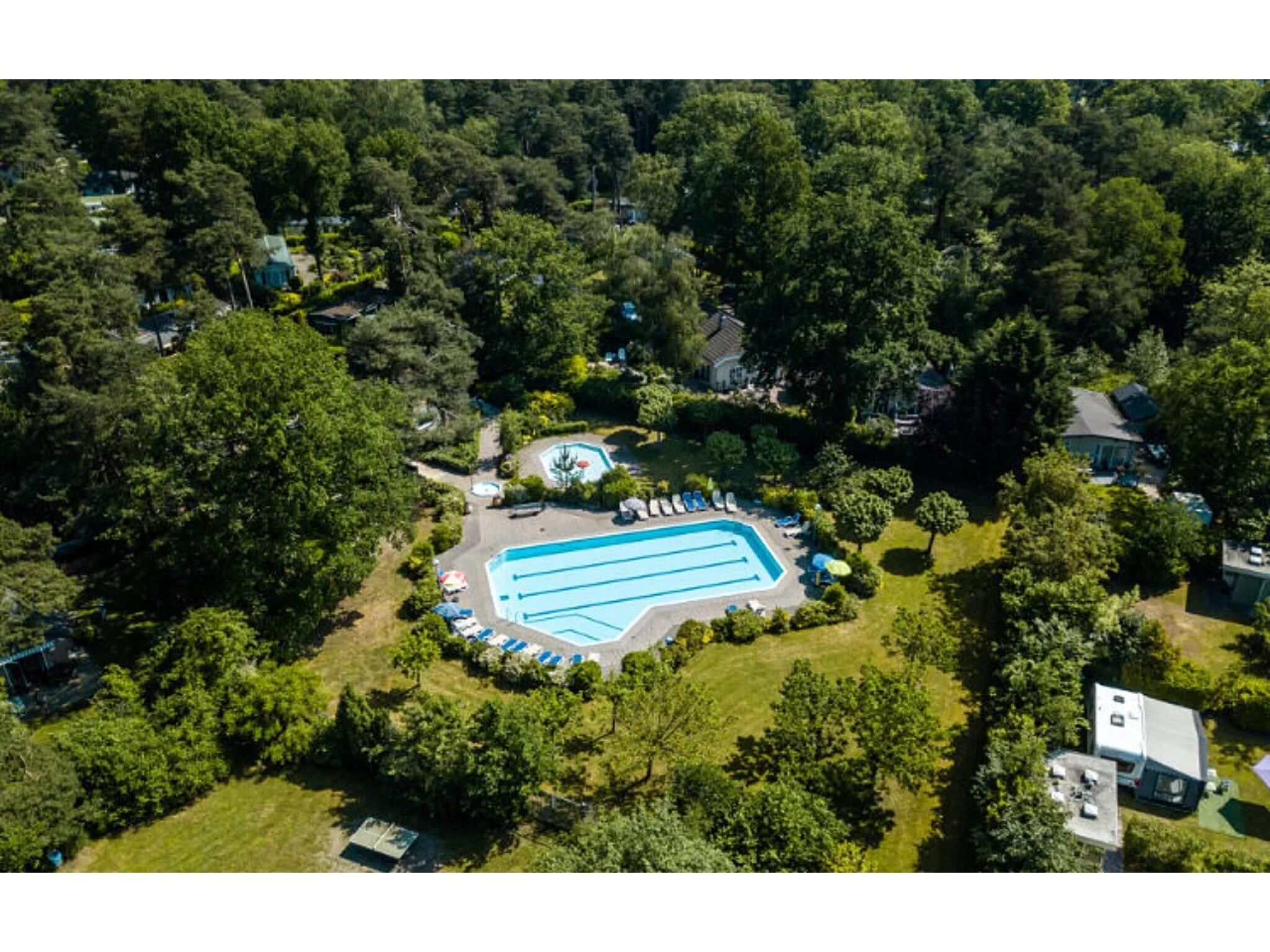 Parkfaciliteiten bij 4-persoons wellness lodge in Markelo
