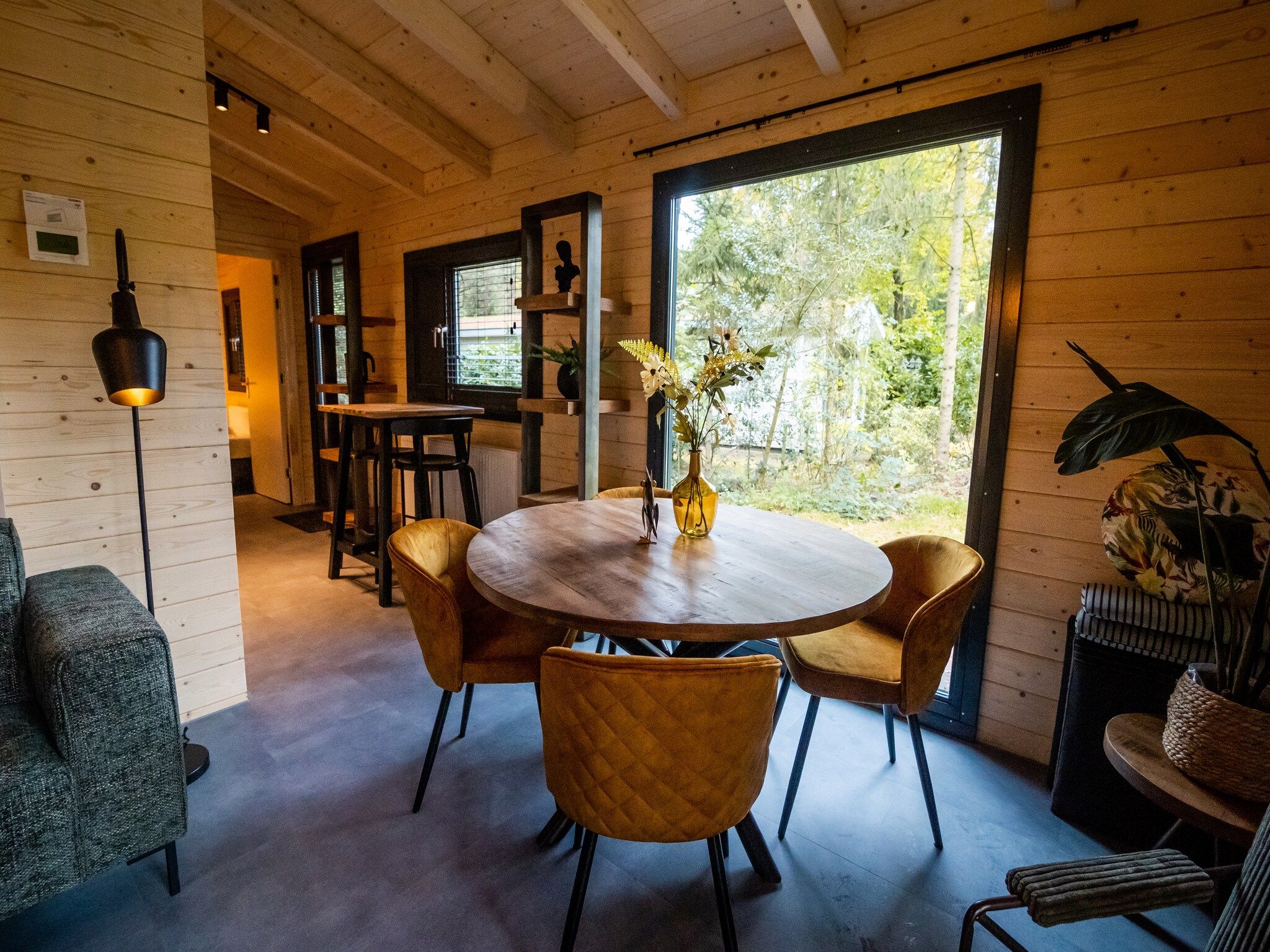De eetkamer van 4-persoons wellness lodge in Markelo