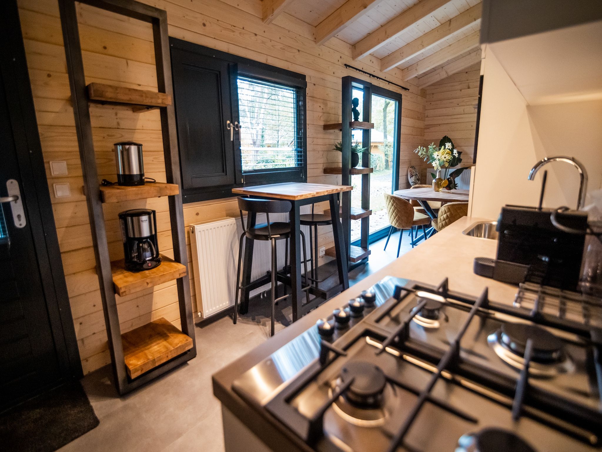 De keuken van 4-persoons wellness lodge in Markelo