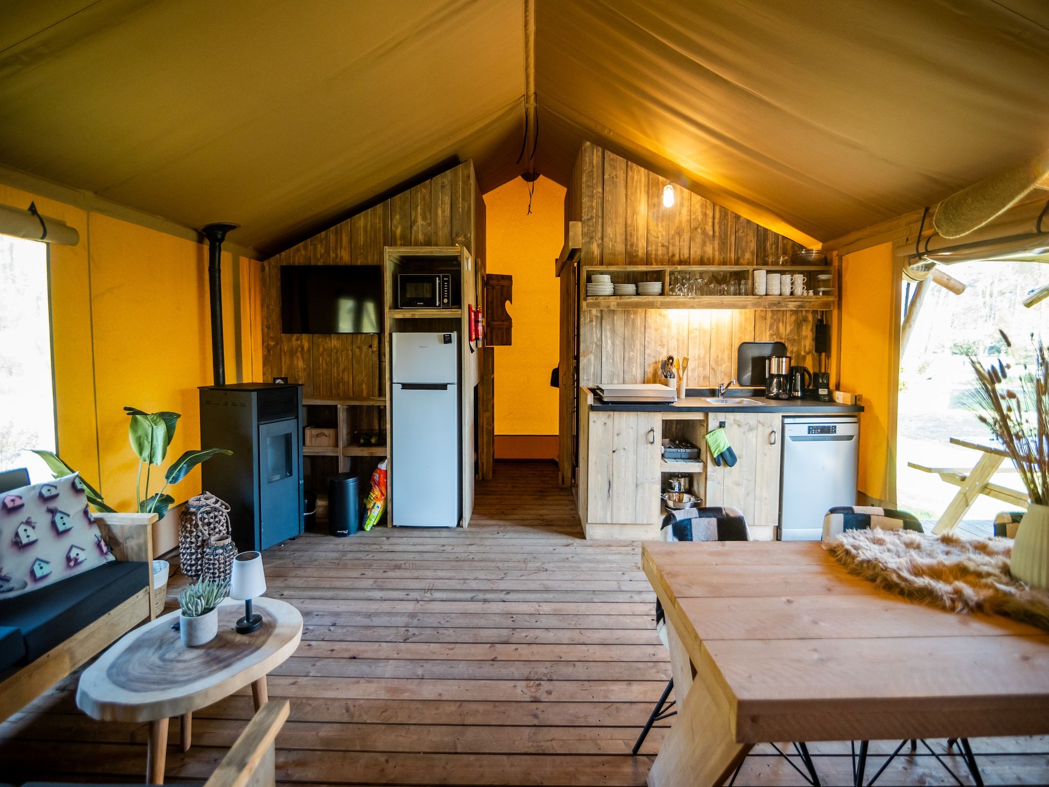 De keuken van 6 persoons Luxe Safaritent in Markelo