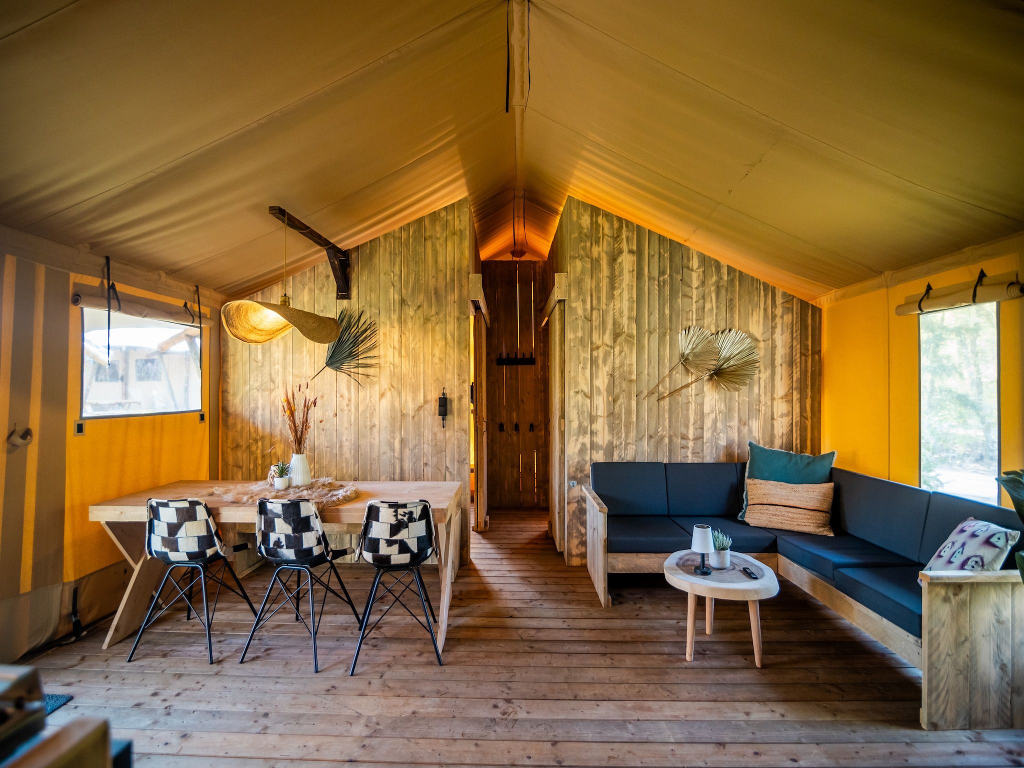 De woonkamer van 6 persoons Luxe Safaritent in Markelo