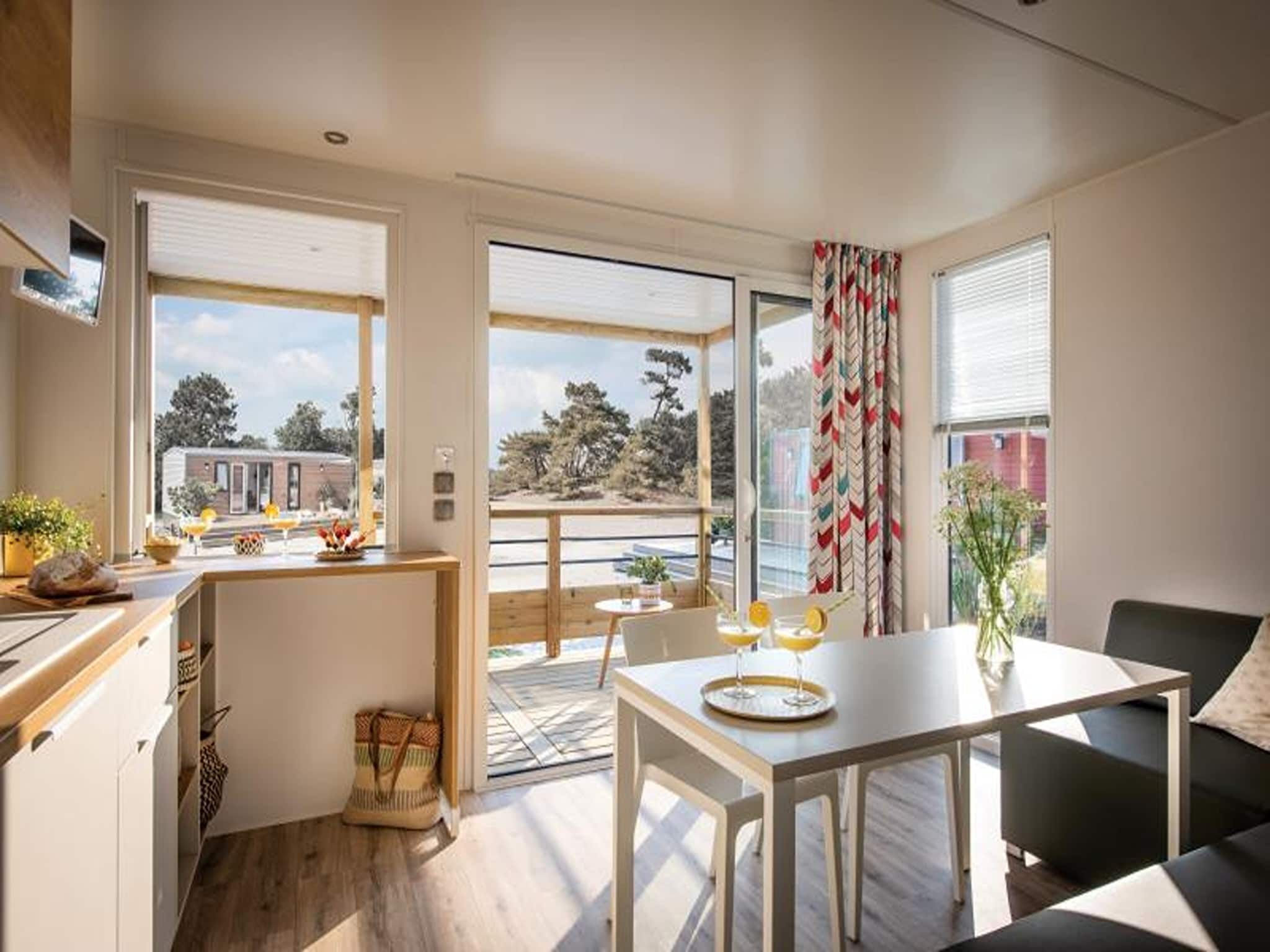 De woonkamer van Terraslodge 2 in Heeg