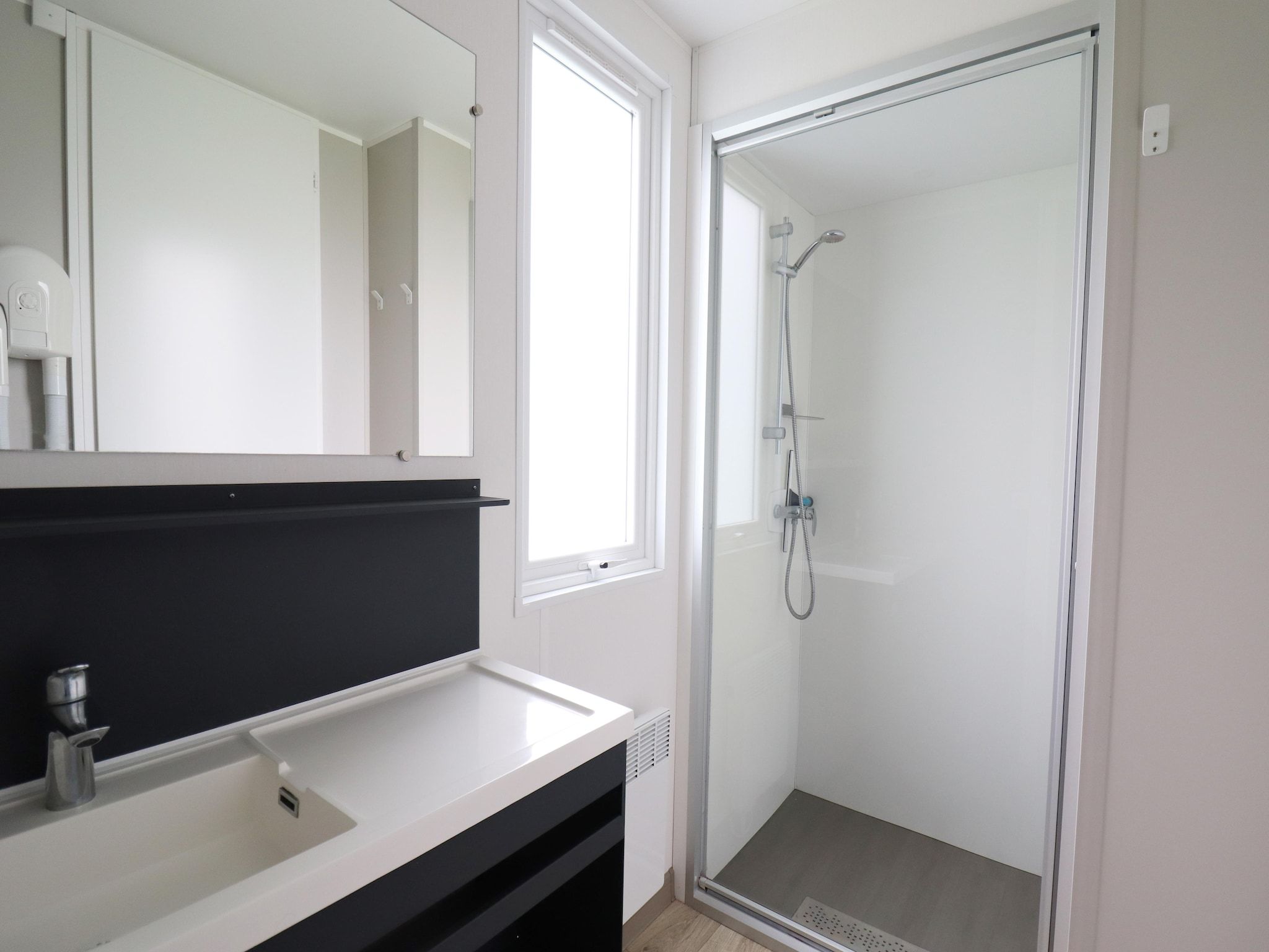 De badkamer van Terraslodge 2 in Heeg