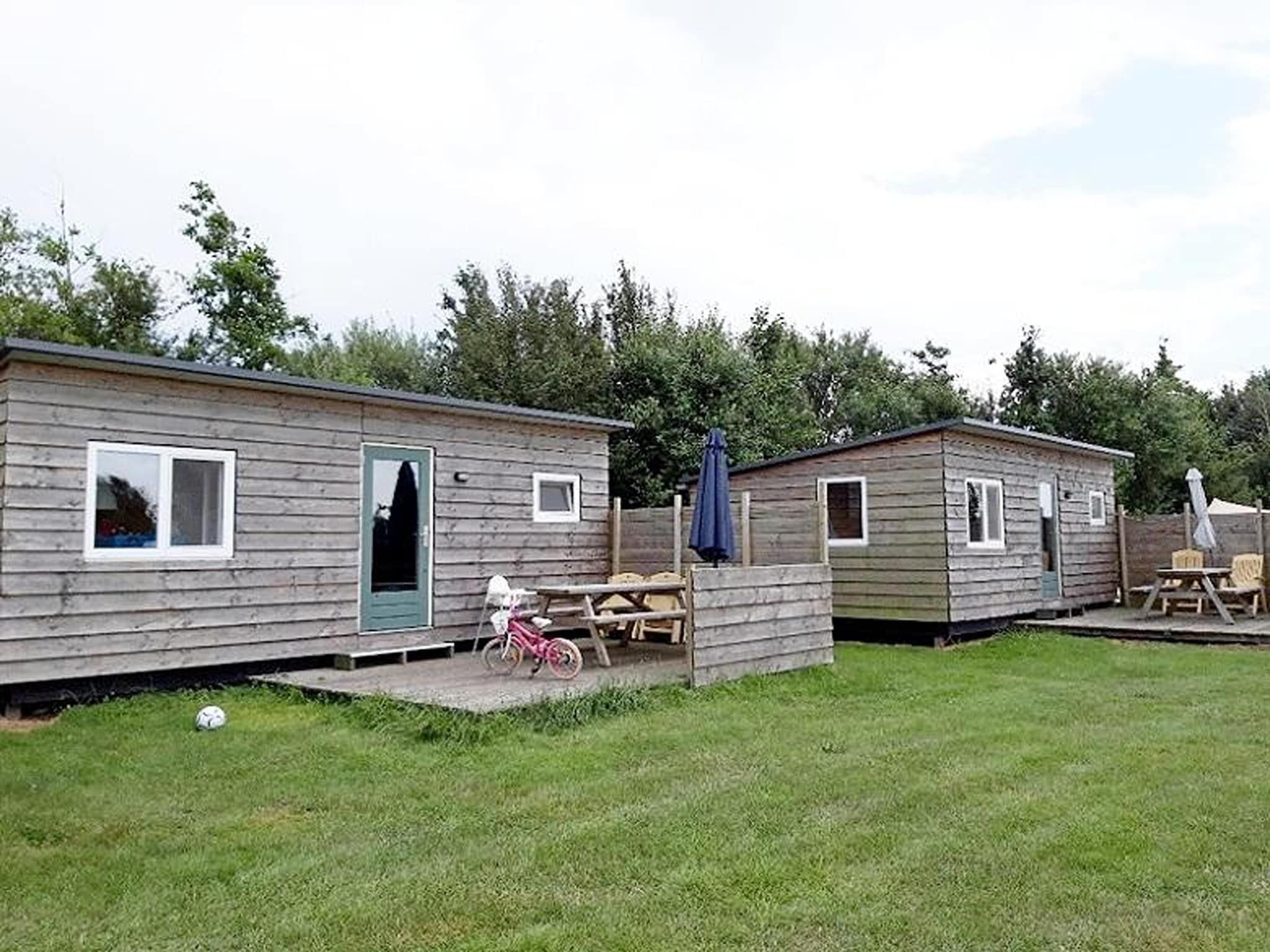 De buitenkant van Cosy cabin 1 in Heeg
