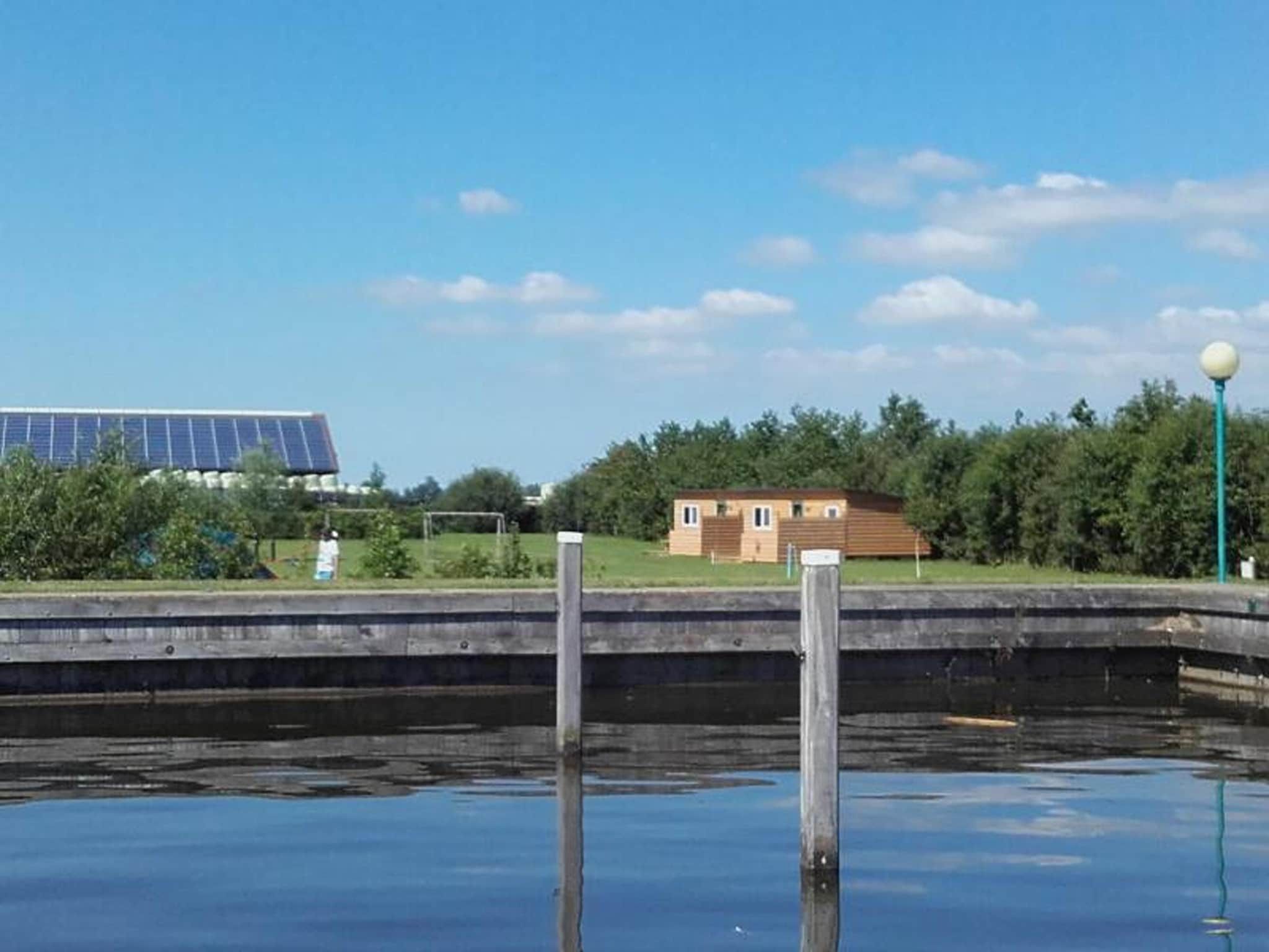De buitenkant van Cosy cabin 1 in Heeg