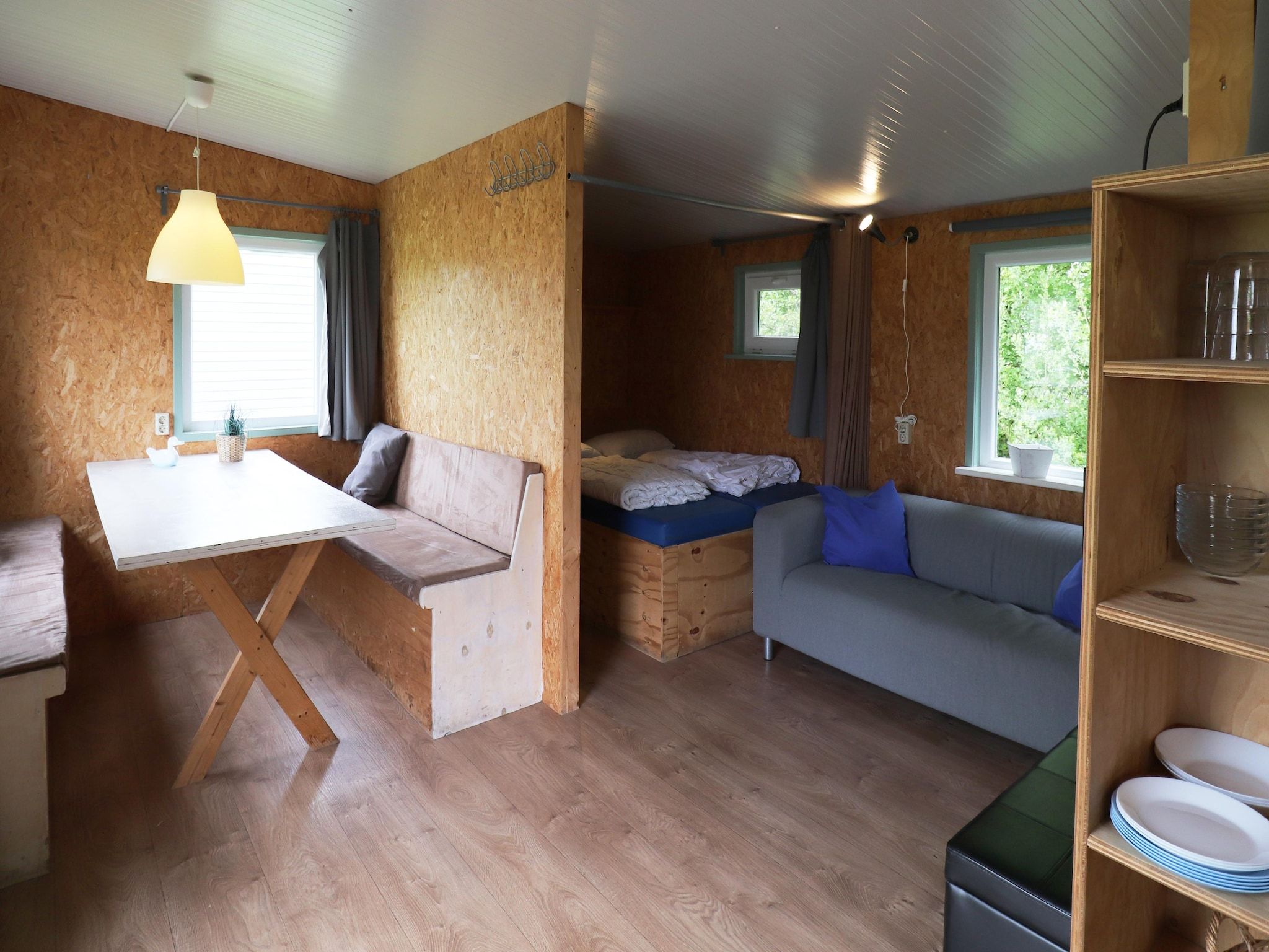 De woonkamer van Cosy cabin 1 in Heeg