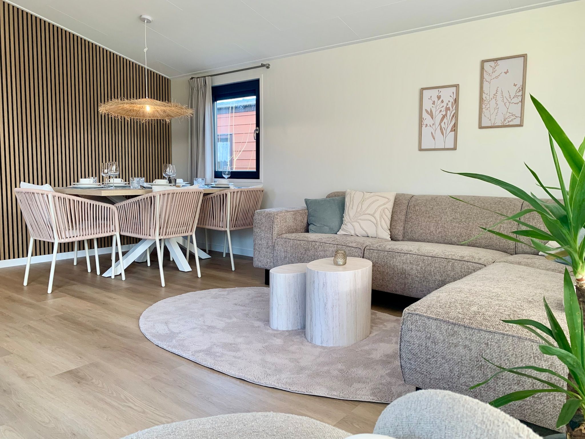 De woonkamer van Campanula 120 in Sint Maartenszee