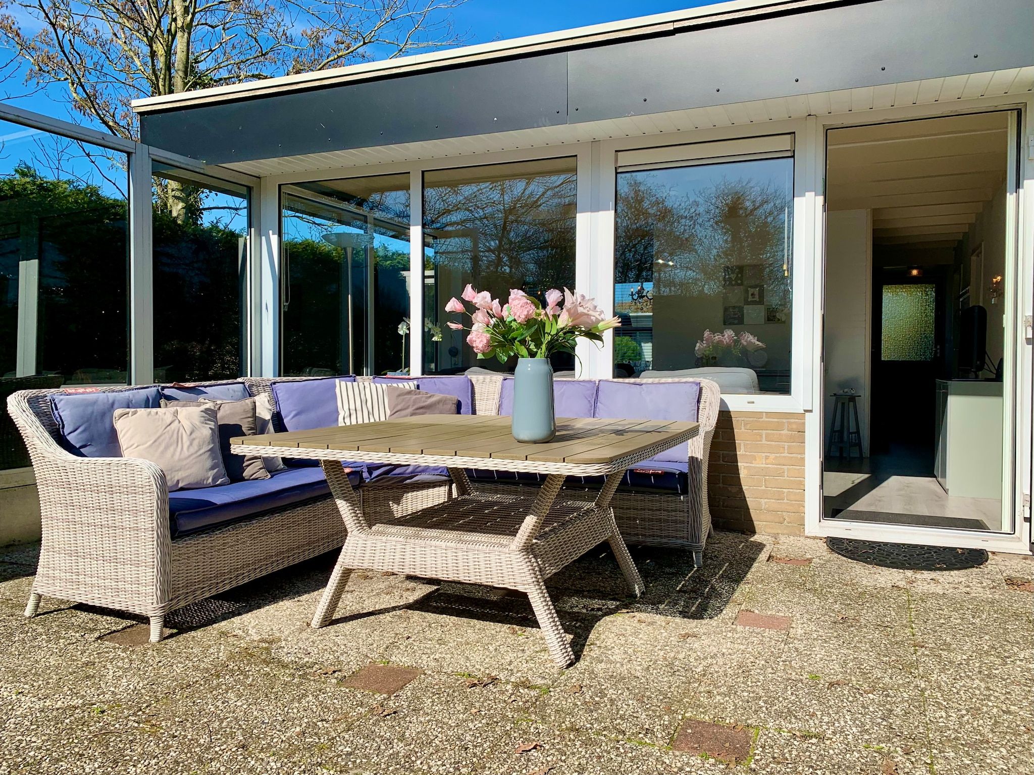 Het terras van Wildrijk 141 in Sint Maartenszee