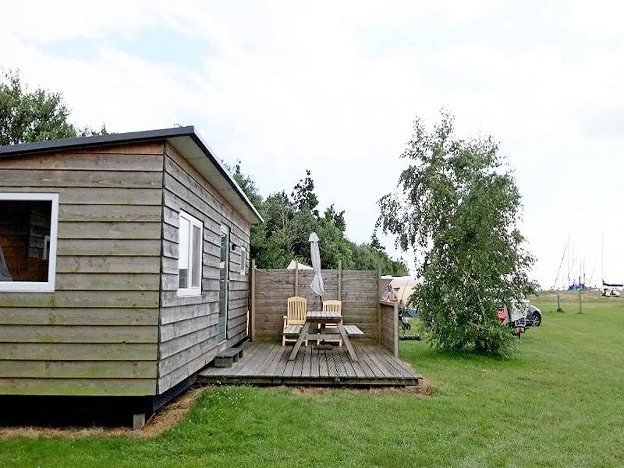 De buitenkant van Cosy cabin 2 in Heeg
