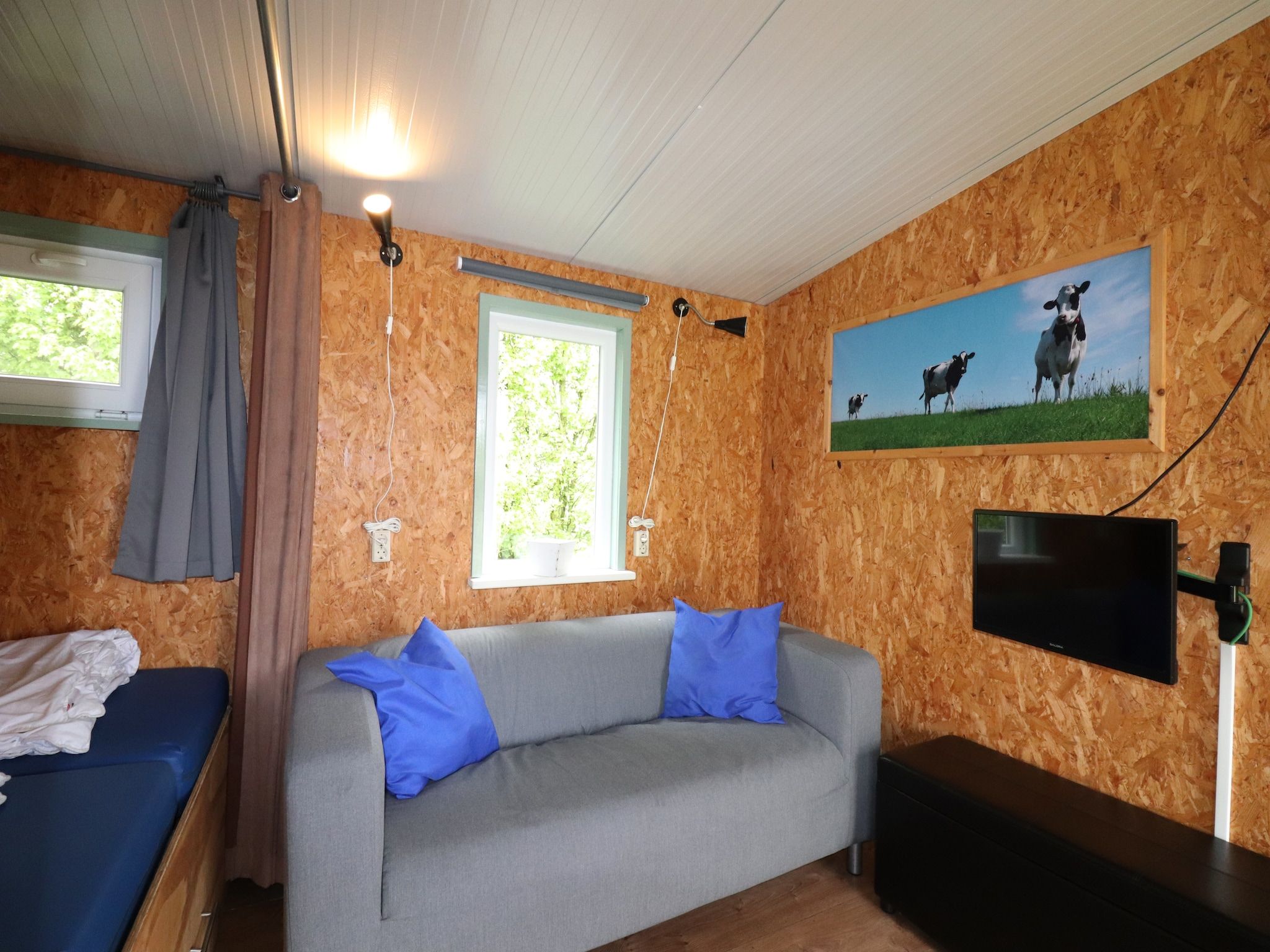 De woonkamer van Cosy cabin 2 in Heeg