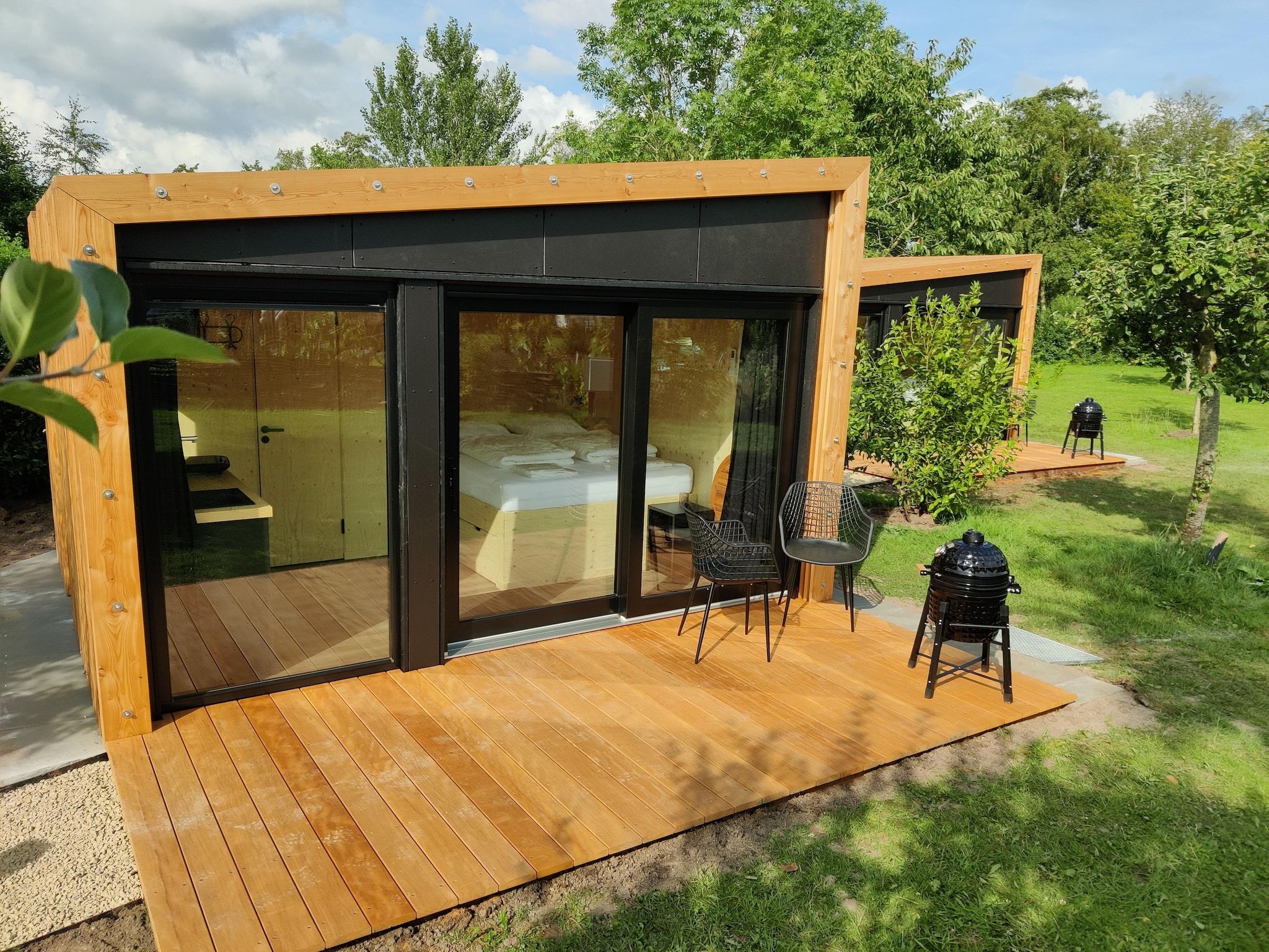 De buitenkant van Wetland Cabin 2 persoons (op Boetiekpark de Kas, Scherpenzeel, Friesland) in Scherpenzeel (FR)