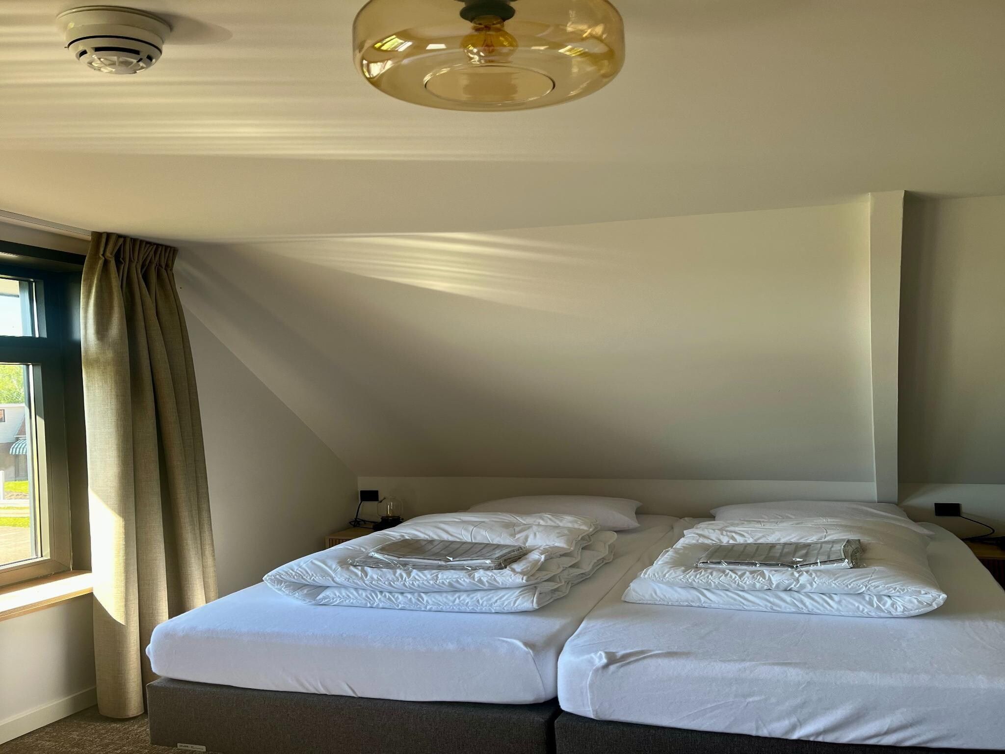 Een slaapkamer van Groepsaccommodatie + 4 large greenhouses (36 personen) in Scherpenzeel (FR)