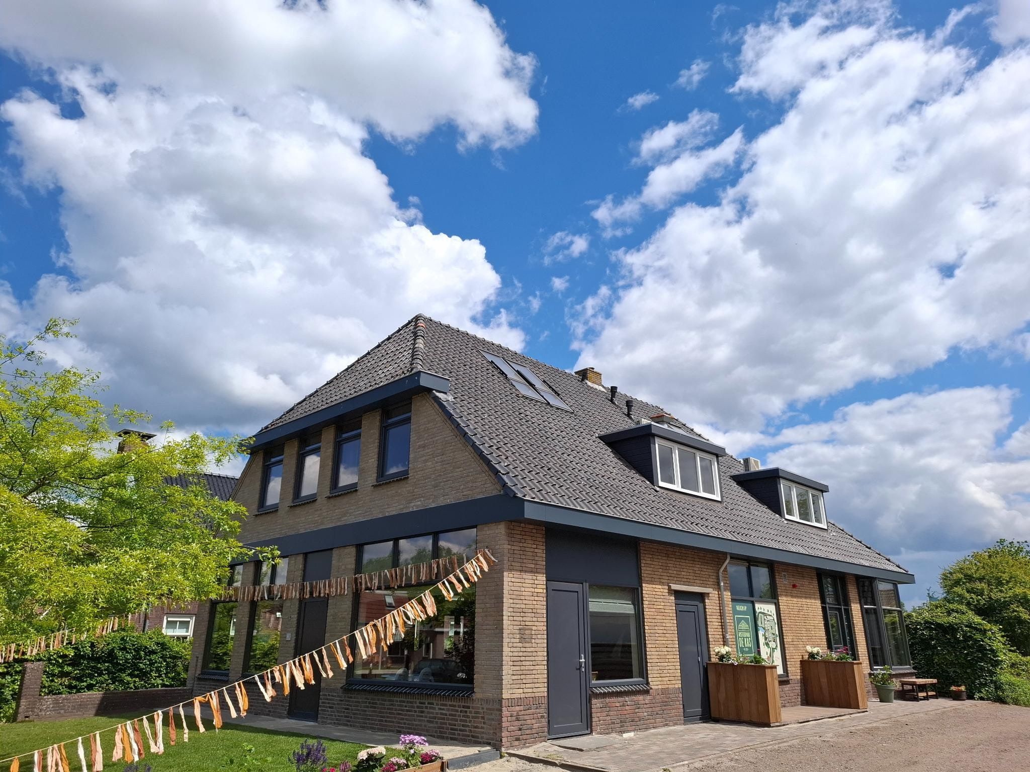 De buitenkant van Groepsaccommodatie + 4 large greenhouses (36 personen) in Scherpenzeel (FR)