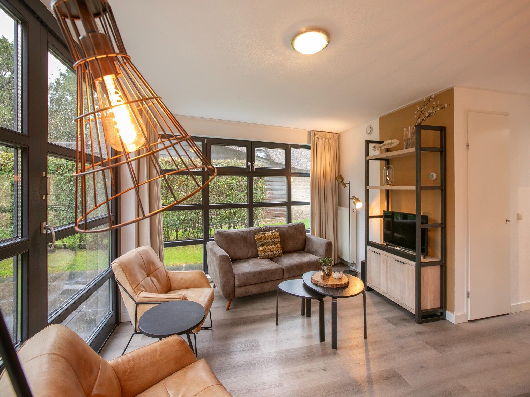De woonkamer van Buitenhuis Wellness in Schoorl