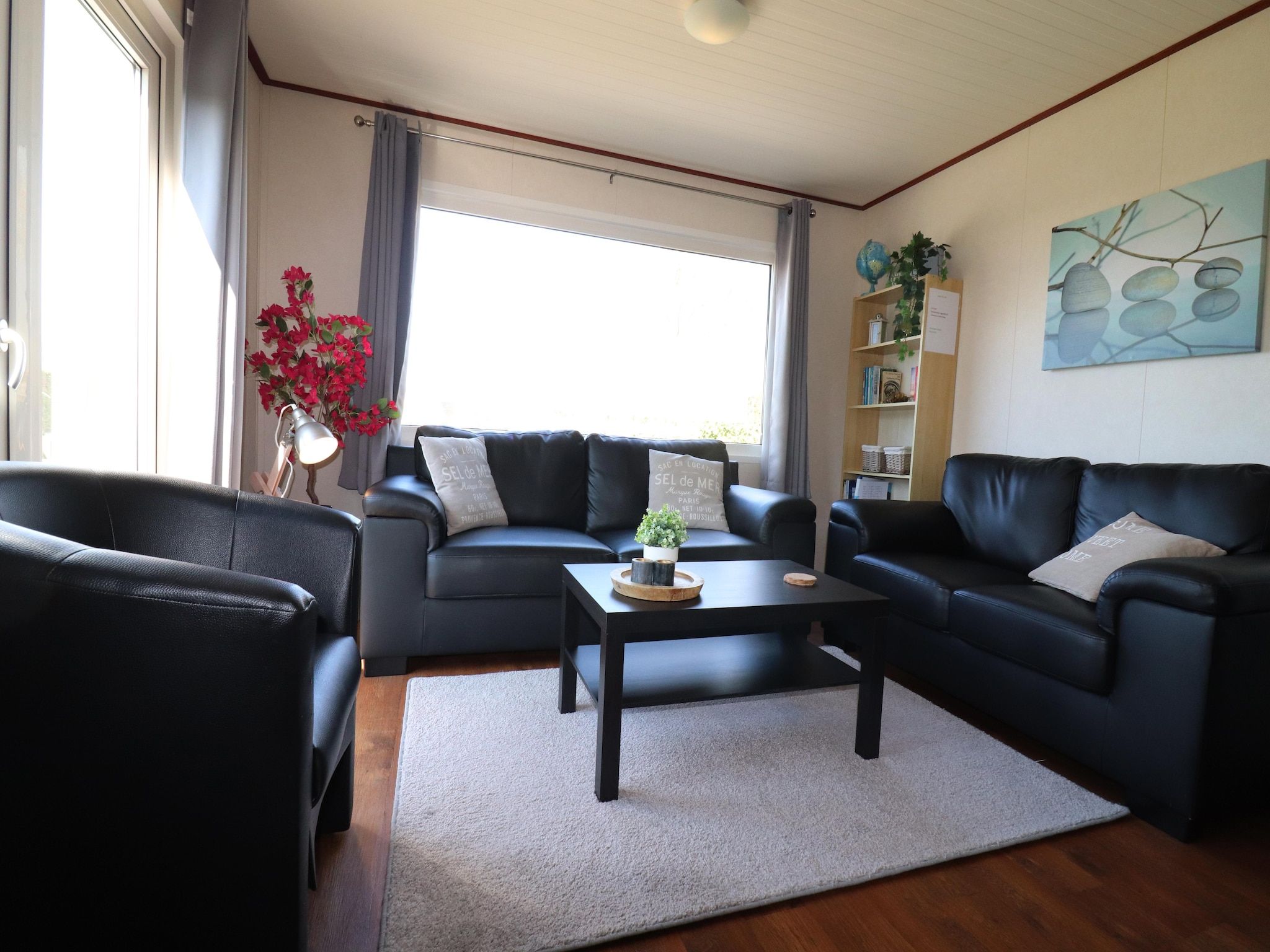 De woonkamer van 2 chalets naast elkaar in Tzummarum
