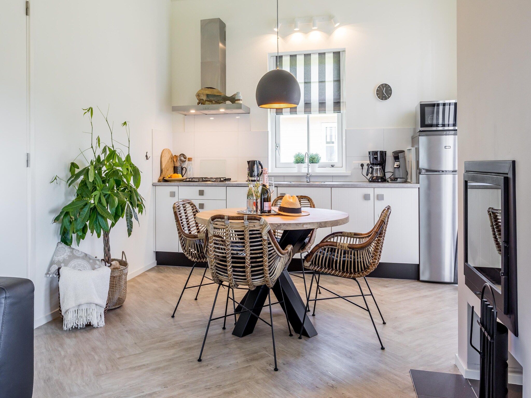 De eetkamer van Bungalowpark de Gouden Spar 6 in Noordwijk